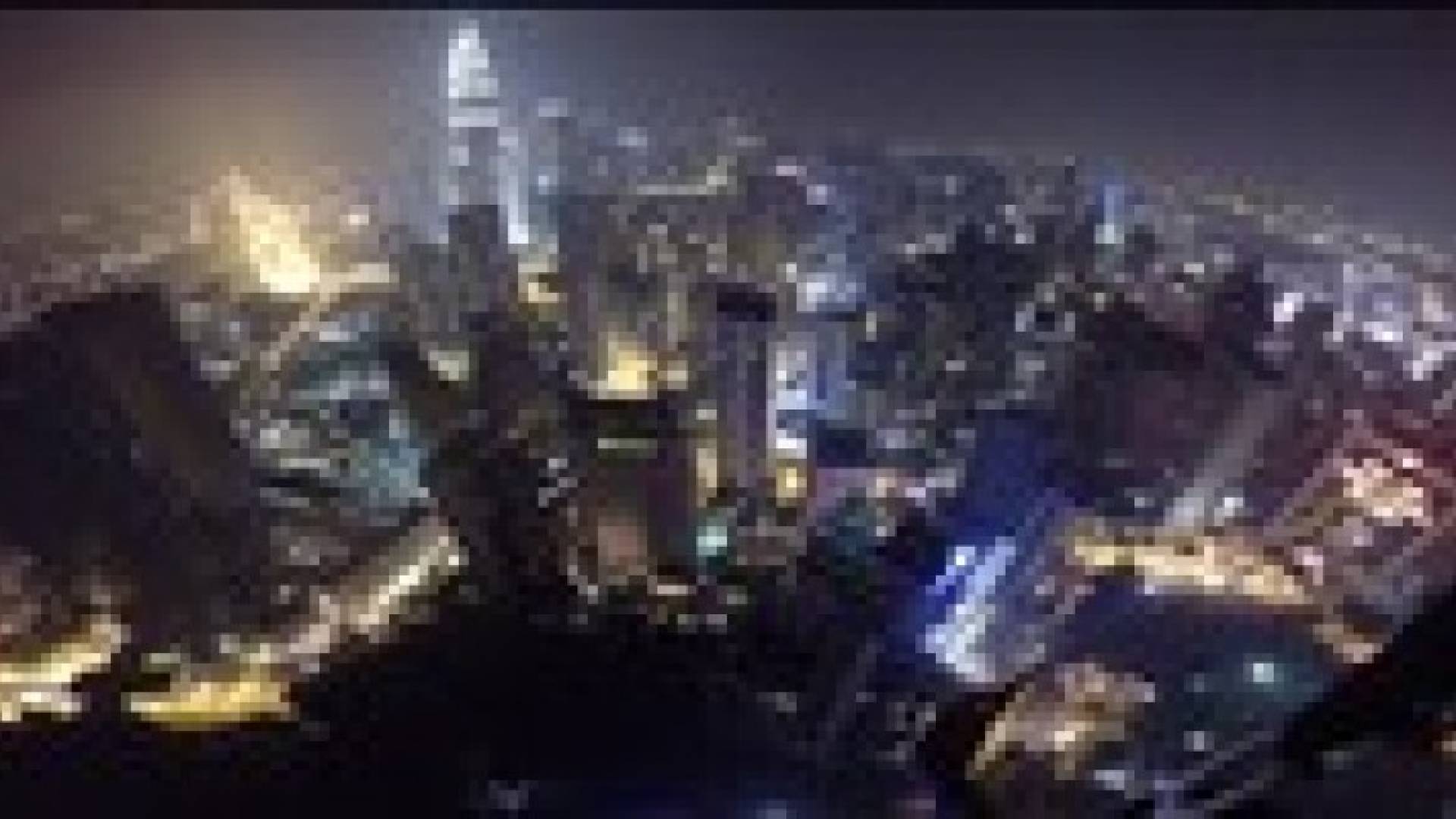 بالفيديو.. قفزة بالباراشوت الى مسبح على سطح ناطحة سحاب