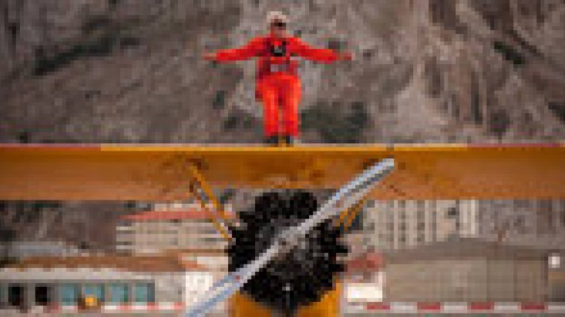 بالصور.. جد تسعيني مقعد في مغامرة فوق جناح طائرة