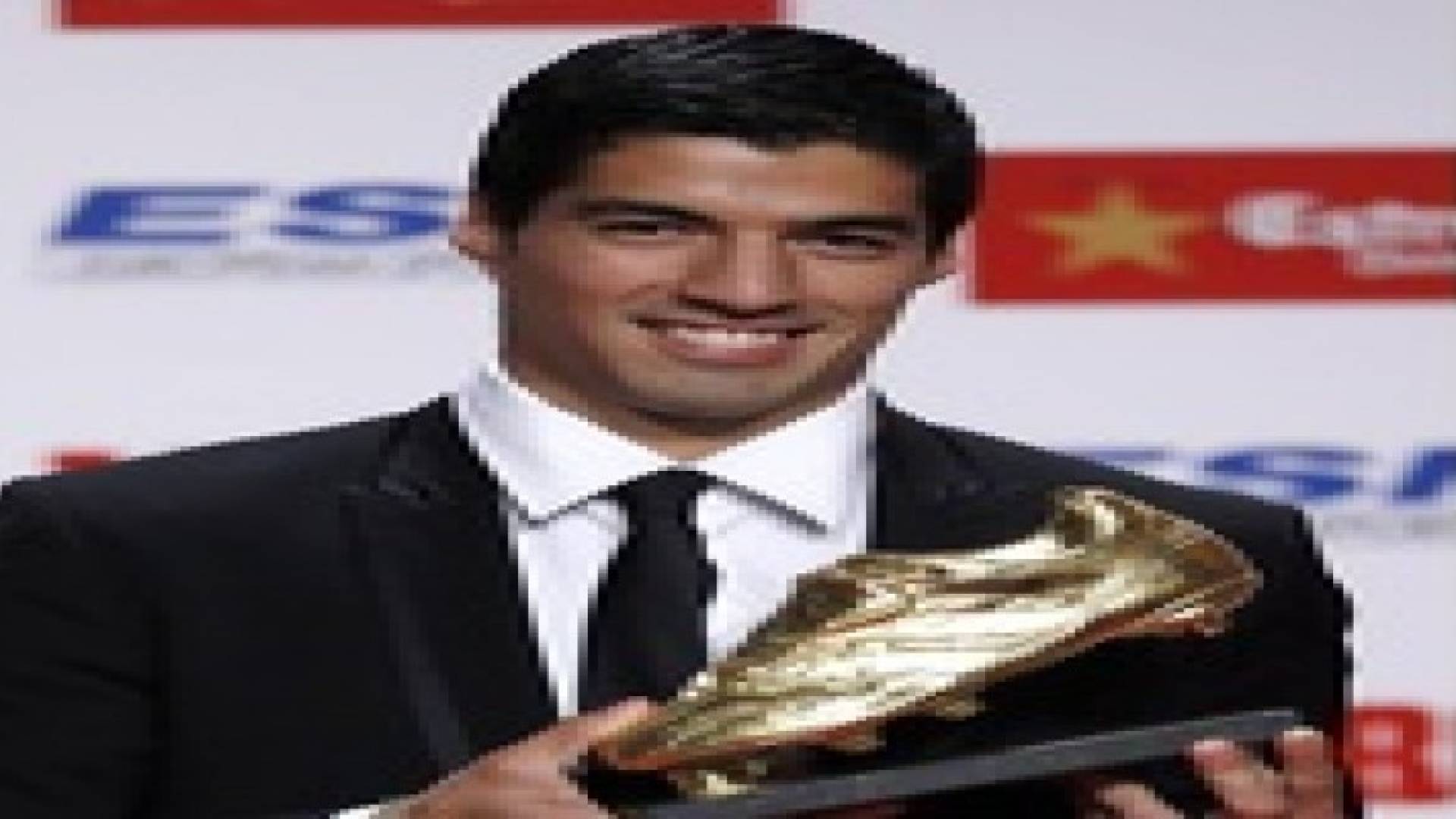 سواريز يتسلم جائزة الحذاء الذهبي كأفضل هداف في دوريات أوروبا