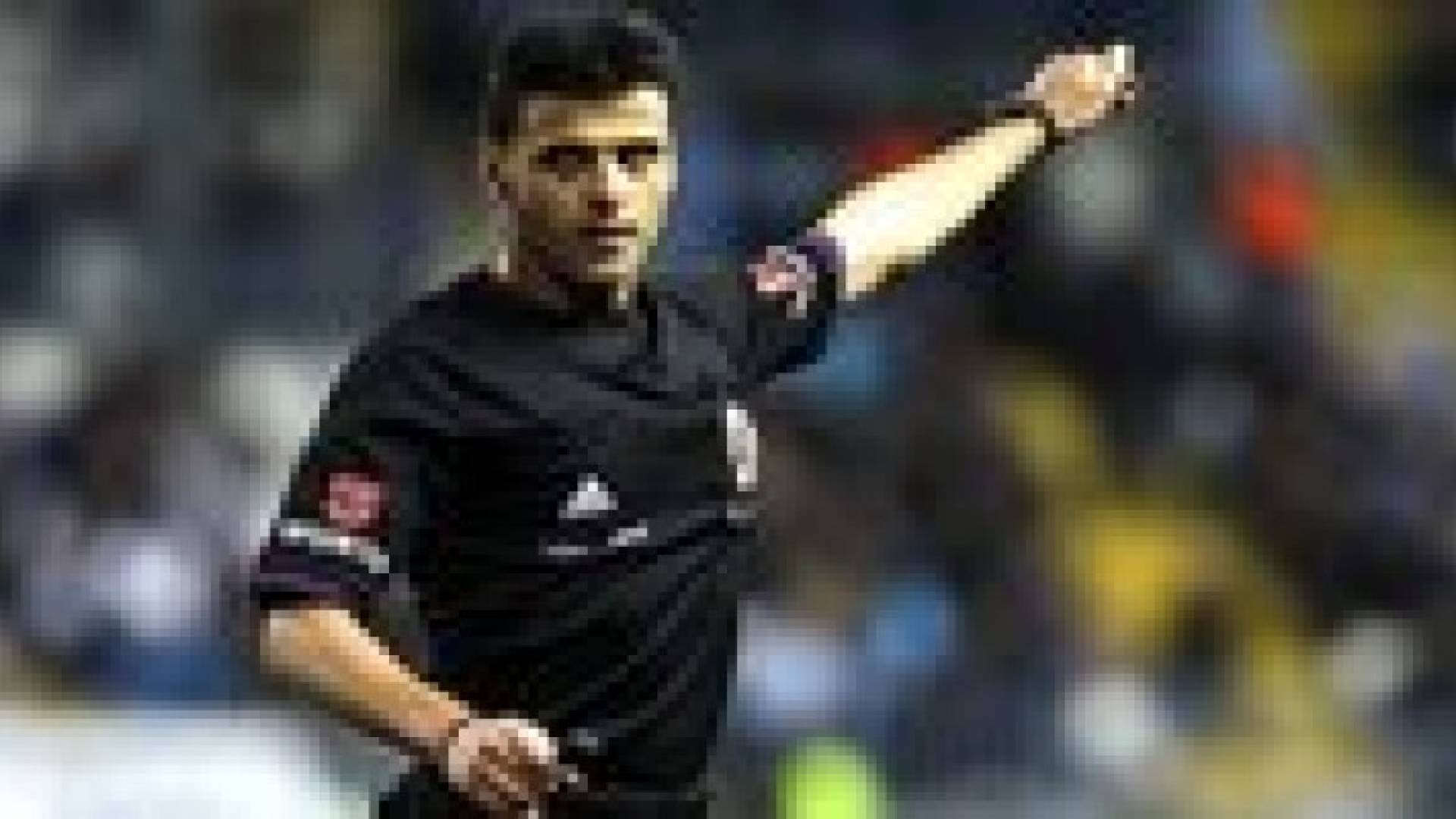 حكم شاب يدير لقاء الكلاسيكو