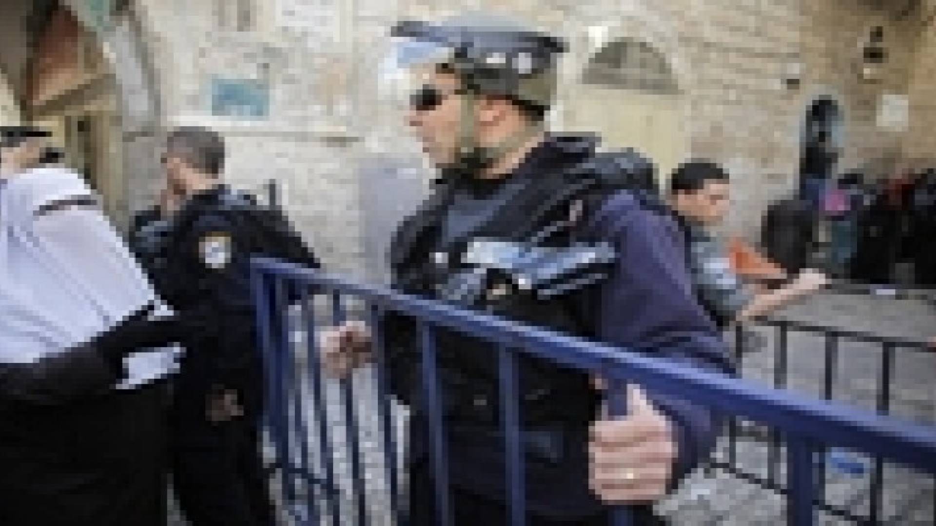 مواجهات بالقدس والاحتلال يفرض قيودا مشدده على دخول المسجد الأقصى