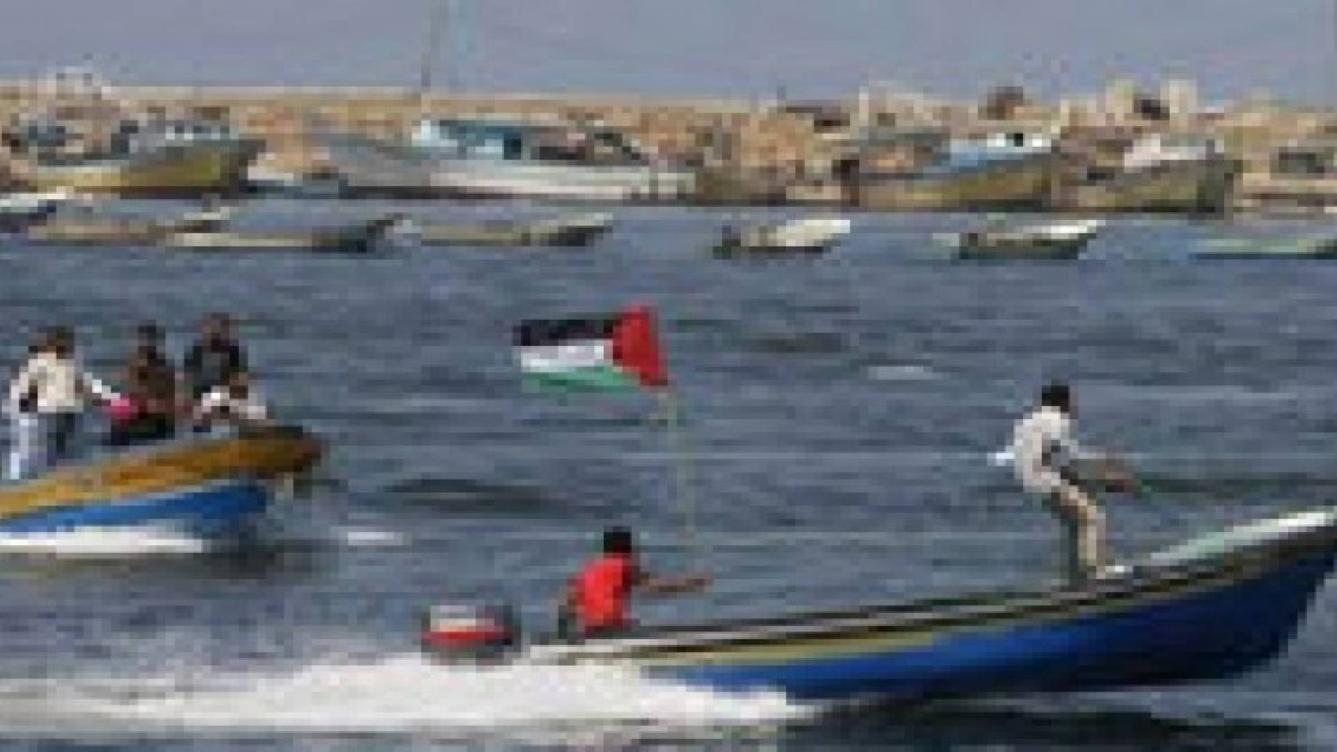 زوارق الاحتلال تغرق قارب صيد فلسطيني قبالة شاطئ غزة