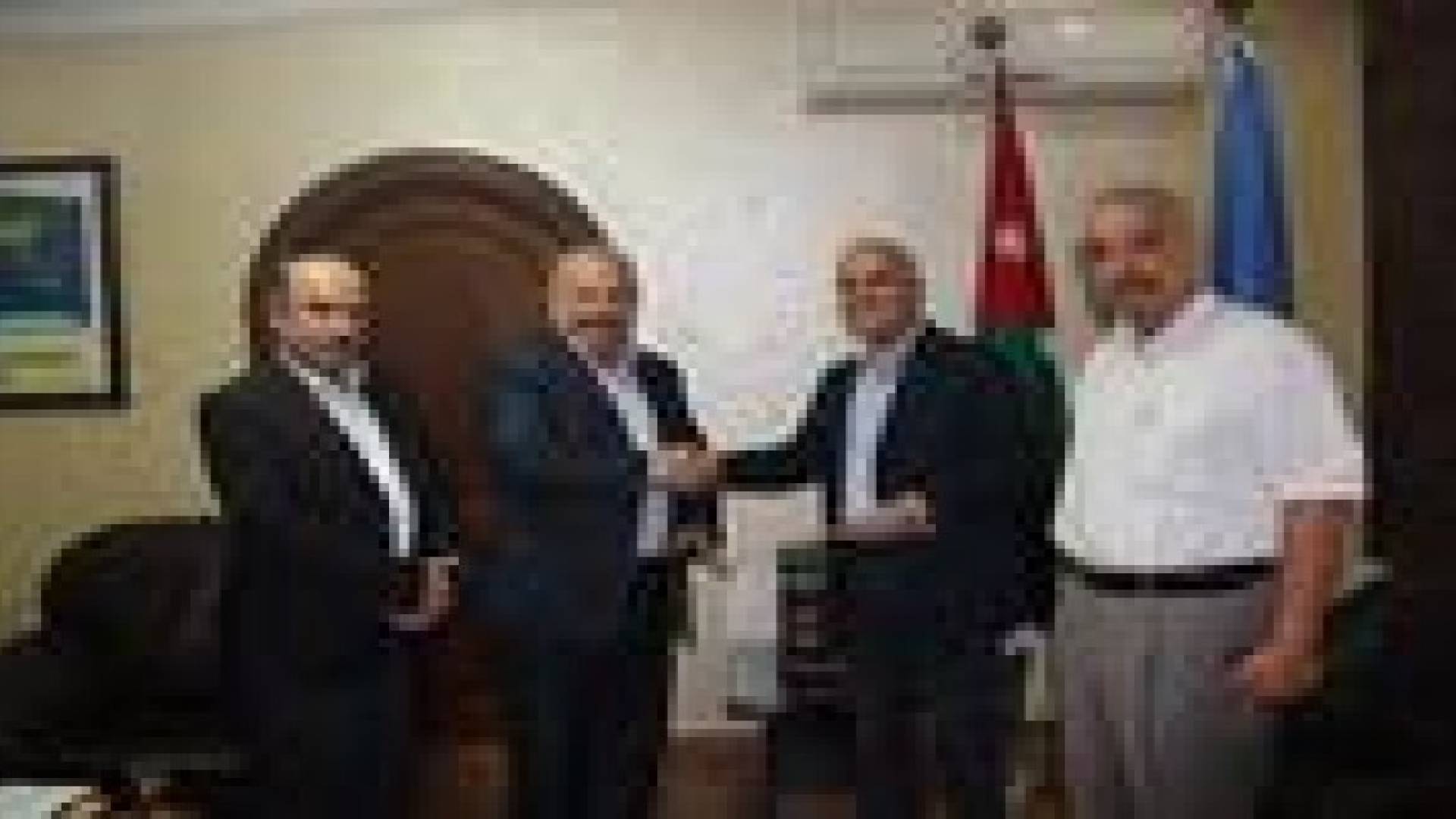 نقابة المقاولين تتبرع بمائة الف دينار لمشروع تأمين البيوت الجاهزة لقطاع غزة