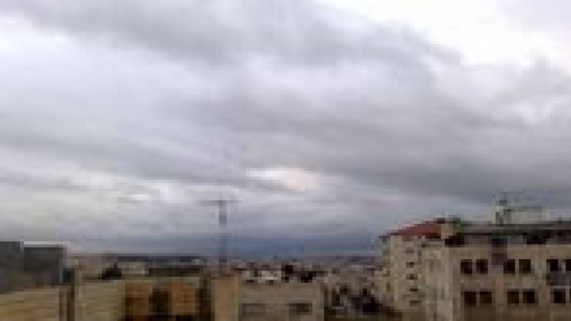 درجات الحرارة دون معدلها وزخات رعدية من المطر