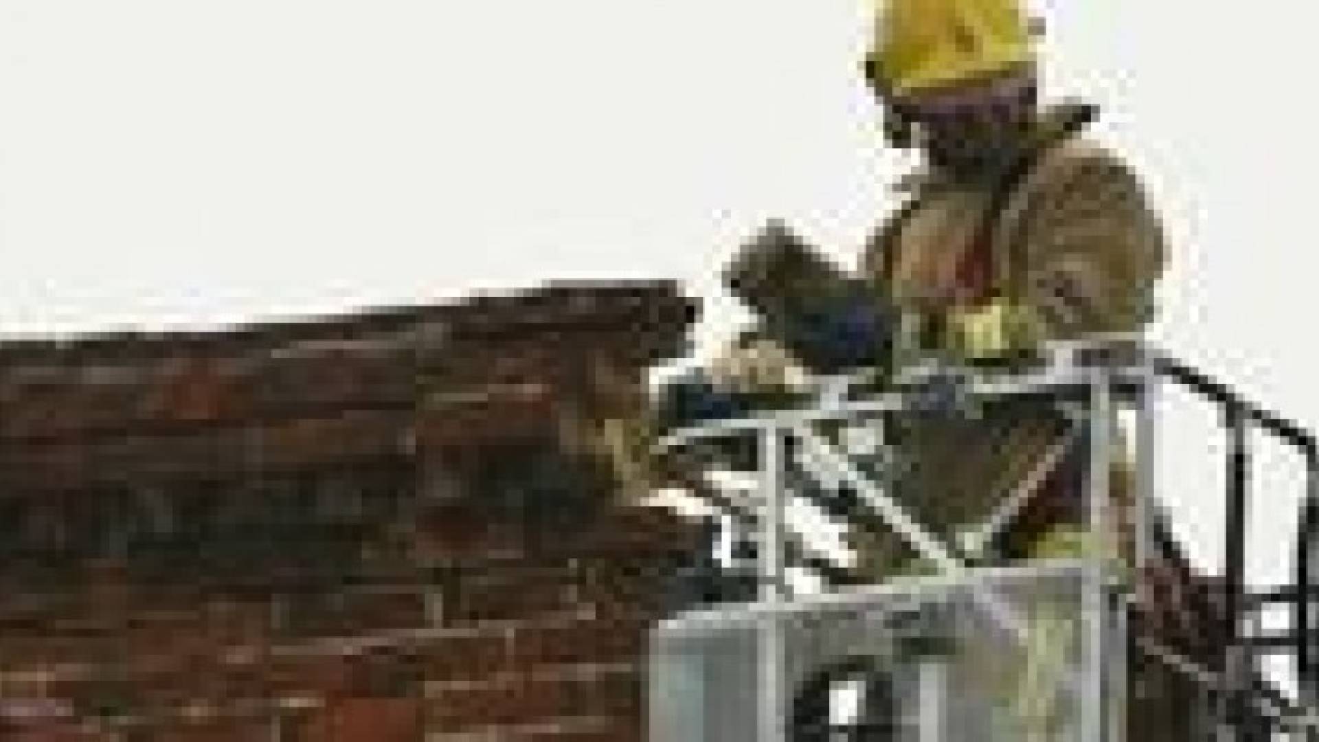 سيدة تعلق بمدخنة منزل أثناء اقتحامه
