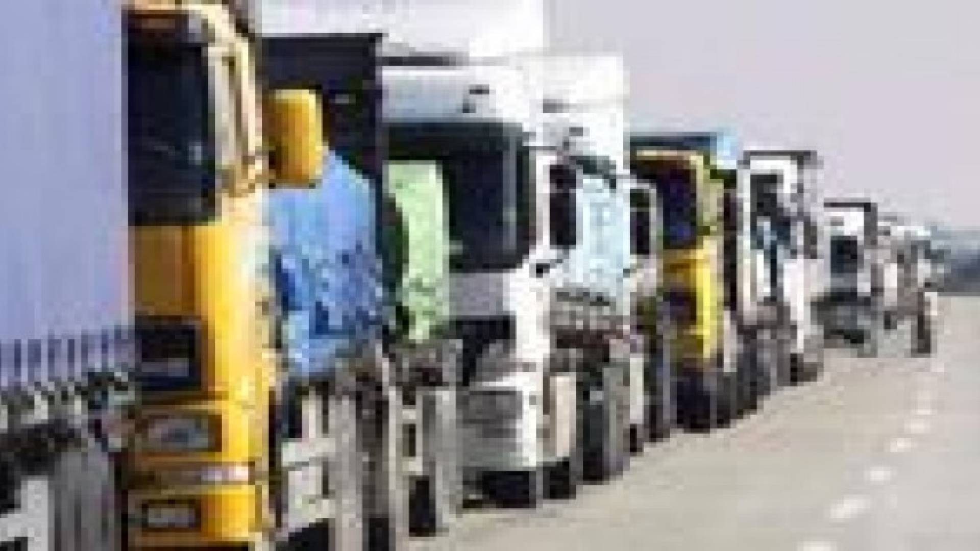الشاحنات اللبنانية عالقة على الحدود الأردنية السورية