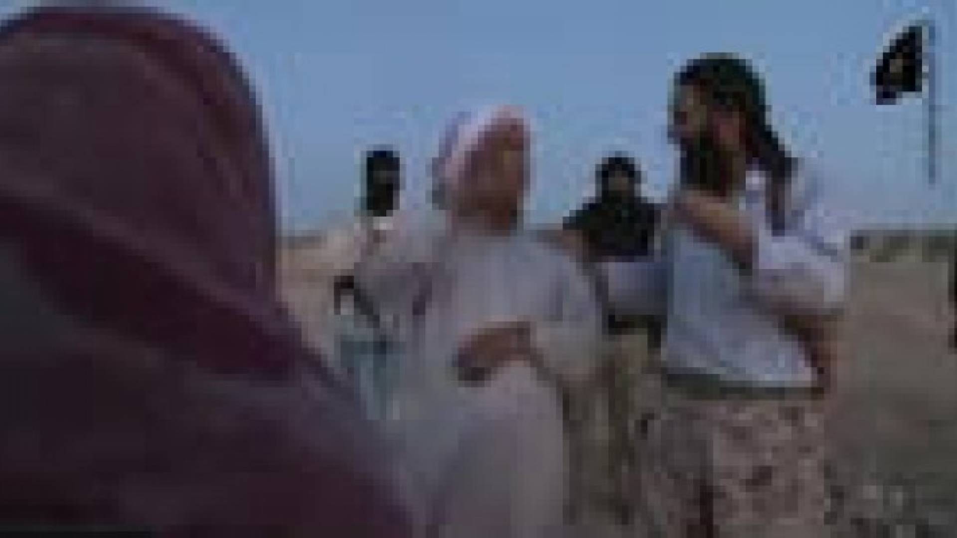 فيديو يظهر " داعش " يرجم امرأة بتهمة الزنا في سورية