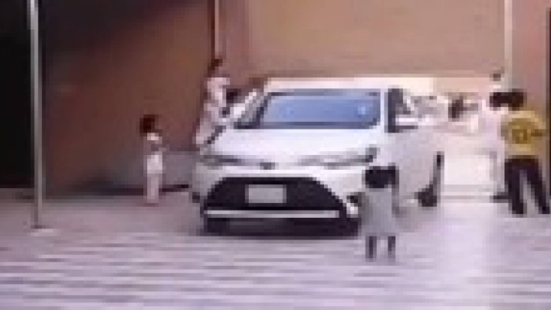 بالفيديو.. عدم حذر سائق يؤدي لدهس طفلة في بهو منزلها