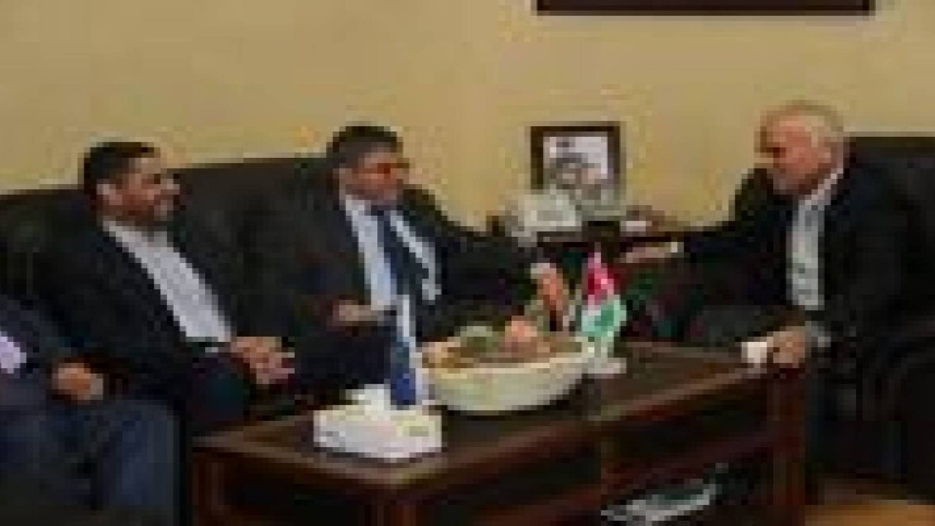 نقابة المهندسين تسلم شيكا بقيمة 360 الف للهيئة الخيرية الهاشمية دعما لغزة