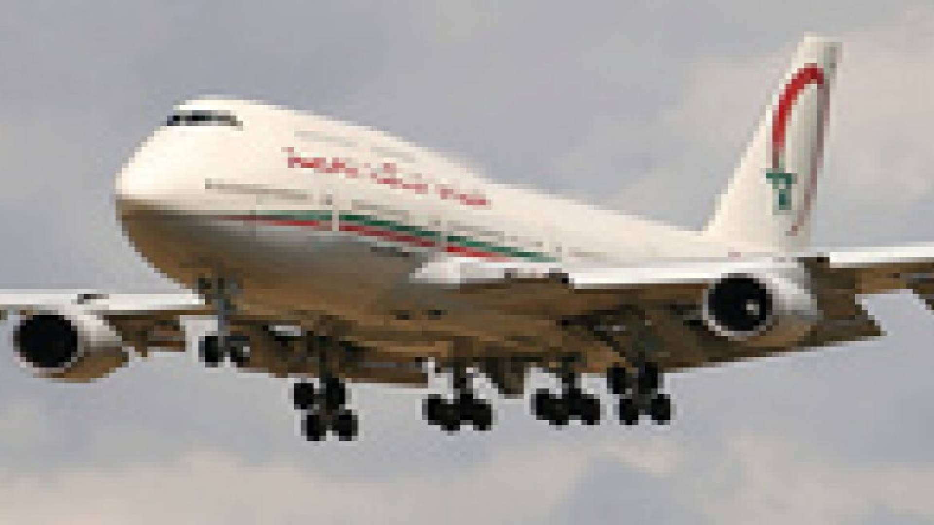 نجاة ٢٧٥ حاجا مغربيا إثر انفجار أحد إطارات طائرة تقلهم بمطار القاهرة