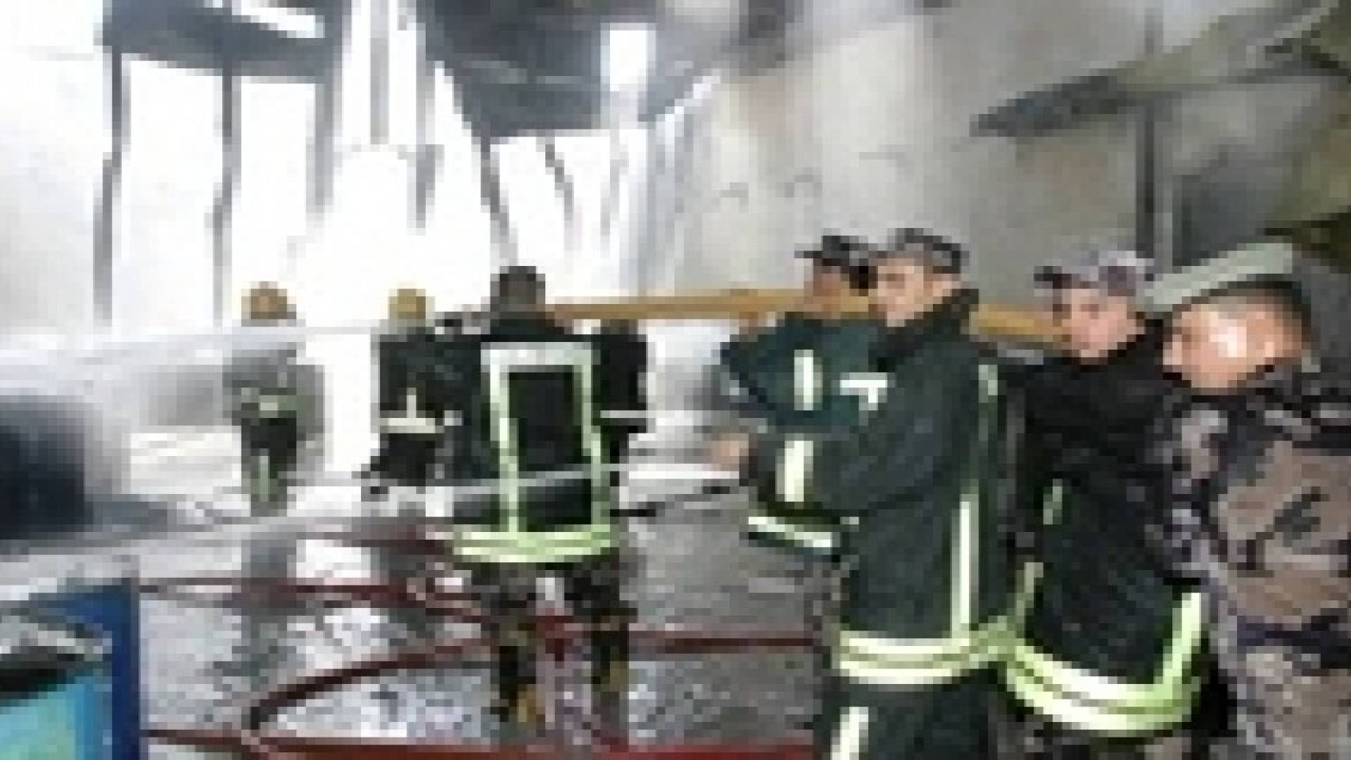 اخماد حريق في مستودعات مواد تموينية بالزرقاء