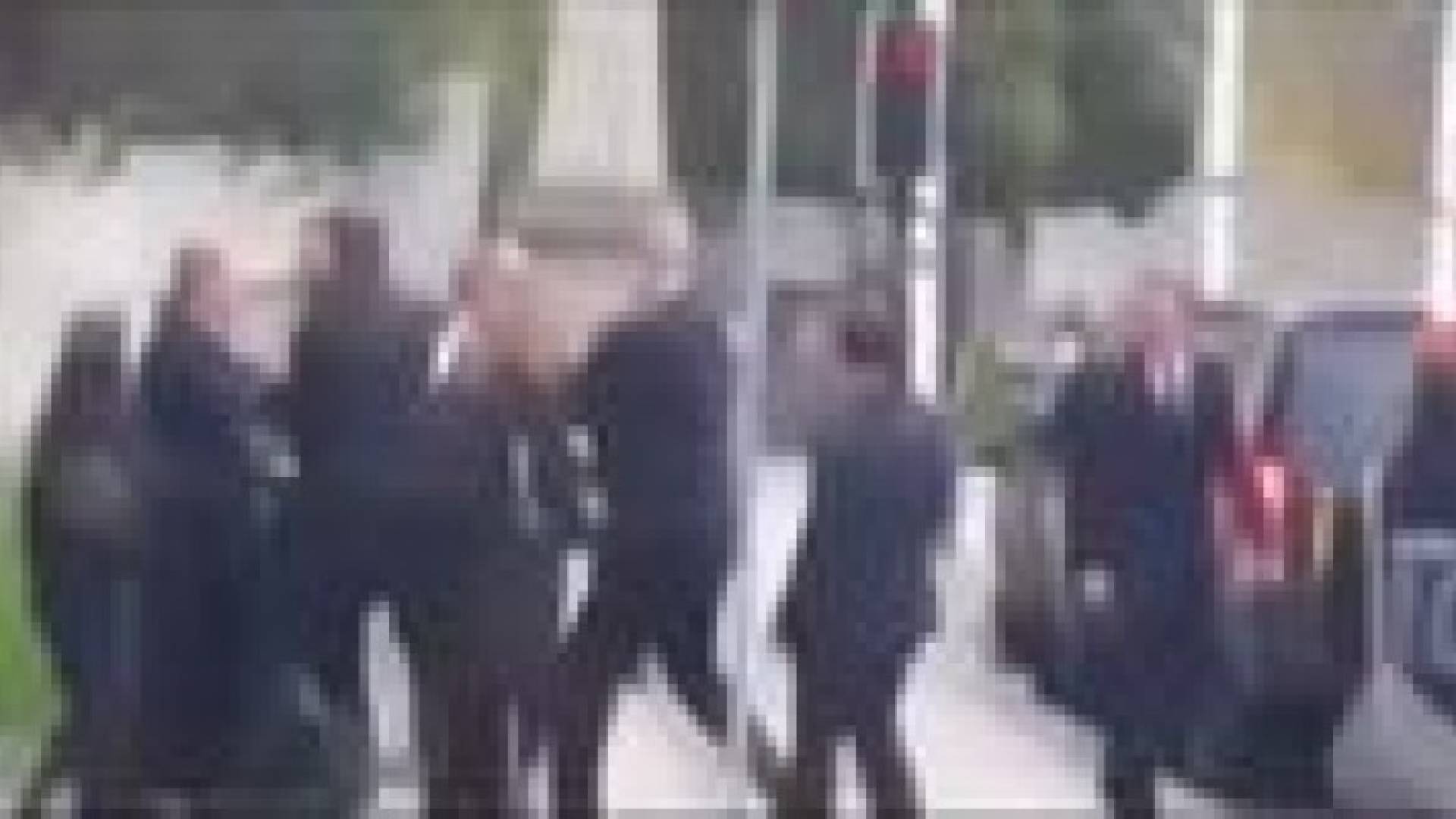رجل يصطدم برئيس الوزراء البريطاني ويسبب هلعا أمنيا .. فيديو