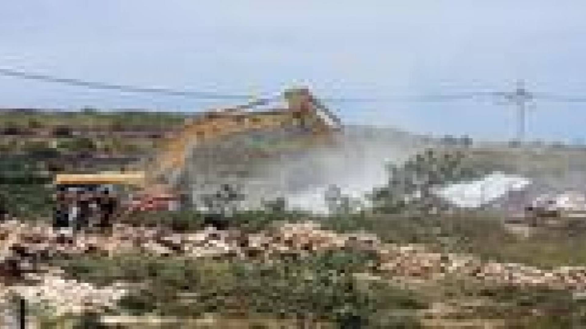 مستوطنون يجرفون مساحات واسعة من الاراضي وسط الضفة الغربية المحتلة