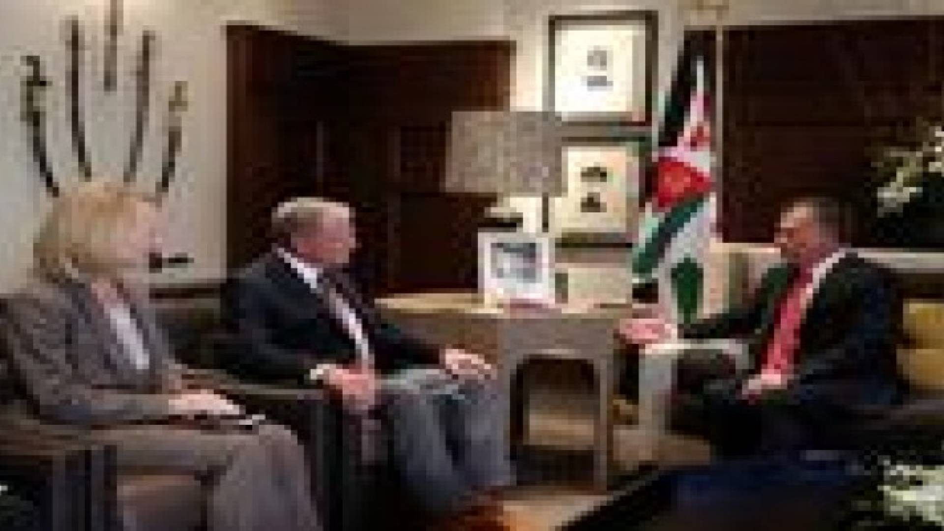 الملك يلتقي عضو لجنة التسليح بمجلس الشيوخ الأمريكي السيناتور جيمس إنهوف