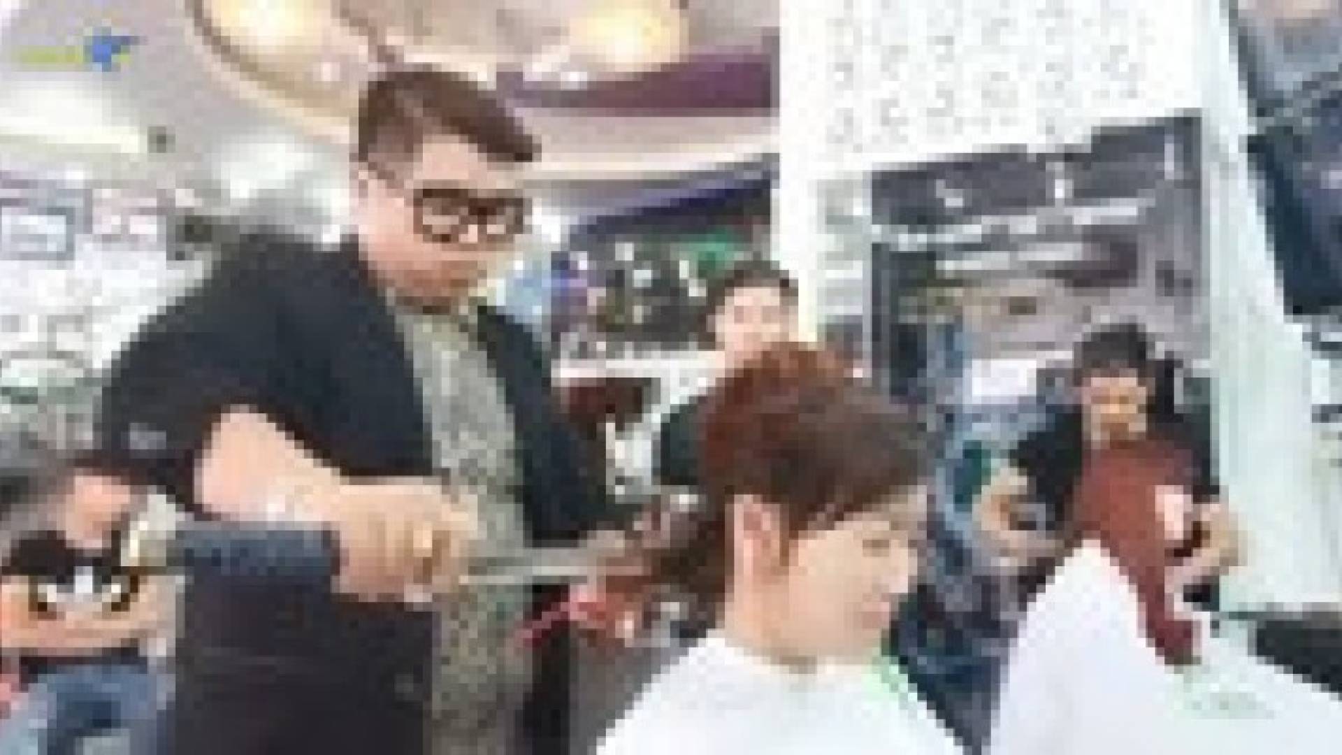 بالفيديو.. حلاق فيتنامي يستخدم سيف الساموراي في حلاقة زبائنه