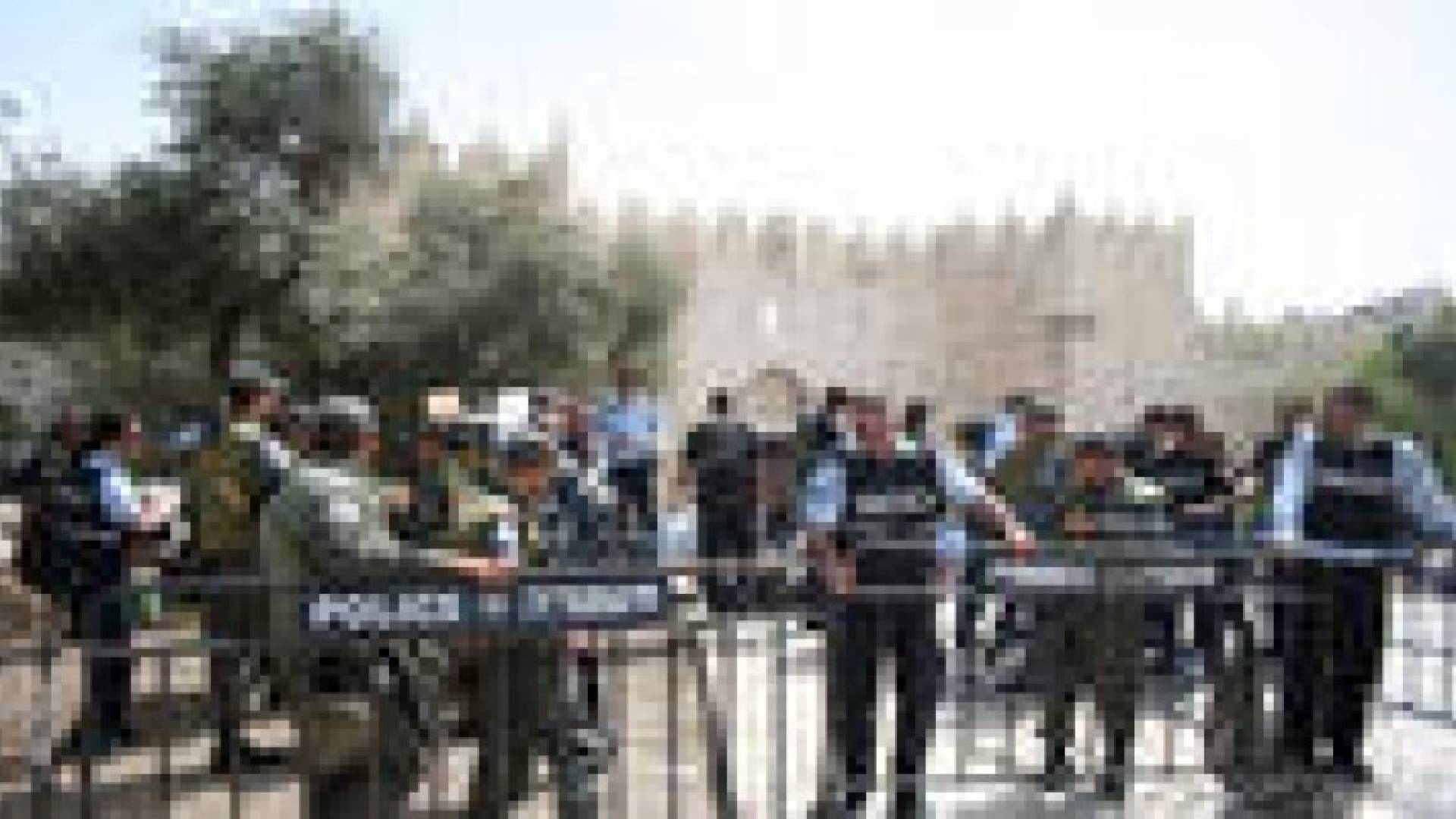 الاحتلال يفرض قيودا مشددة على دخول المصلين للاقصى