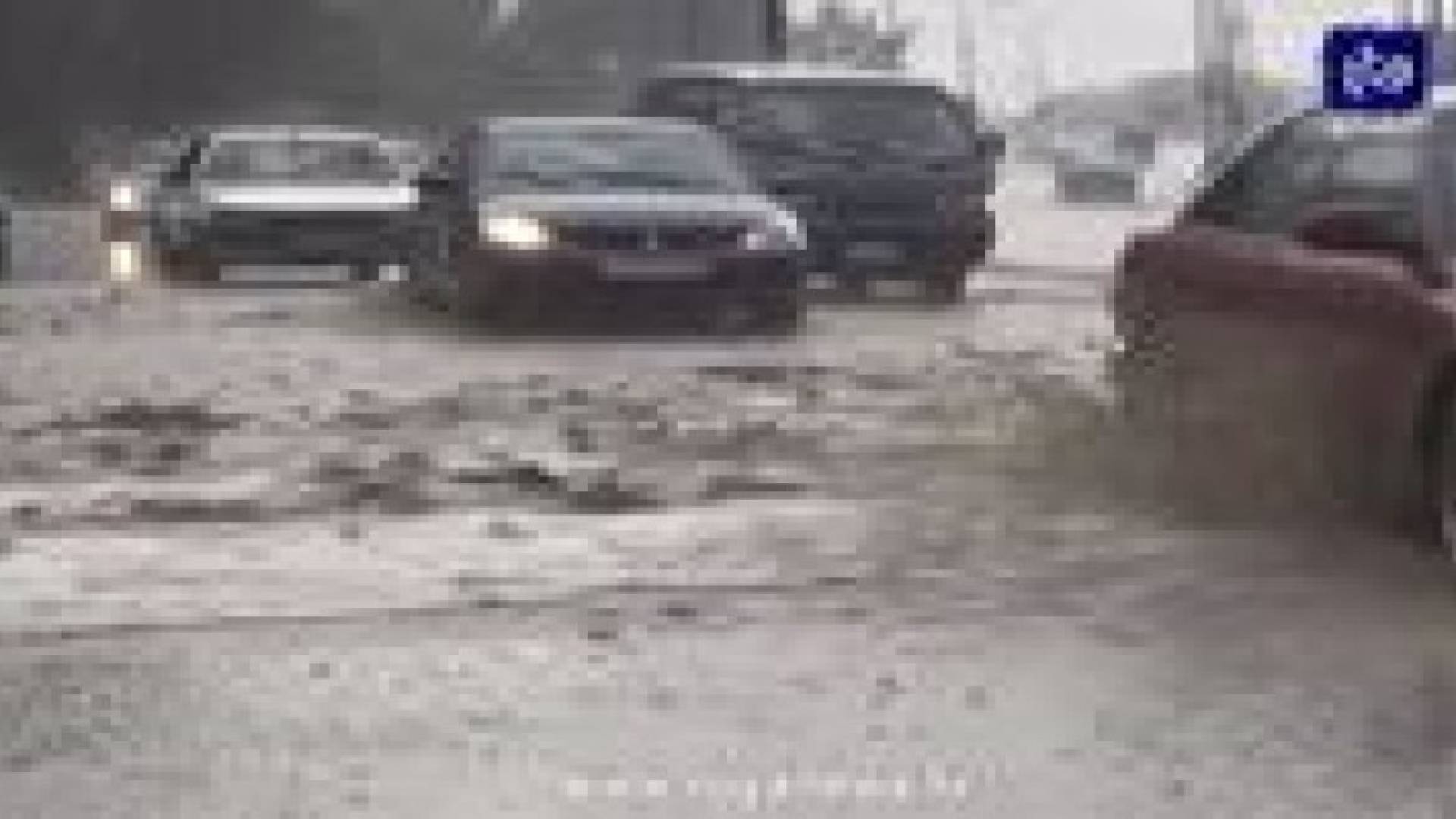 مياه الامطار تتسبب بانهيارات في الاتربة بمنطقة صويلح واربد .. فيديو وصور