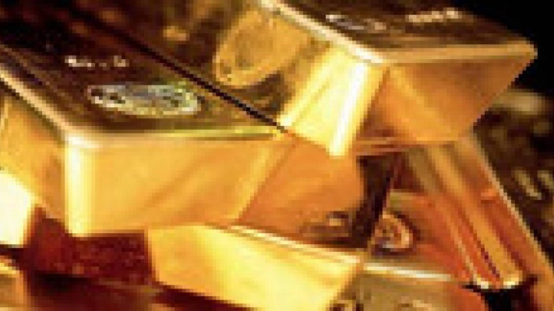 قوة الدولار تهوي بالذهب والفضة لأدني مستوى بـ4 أعوام