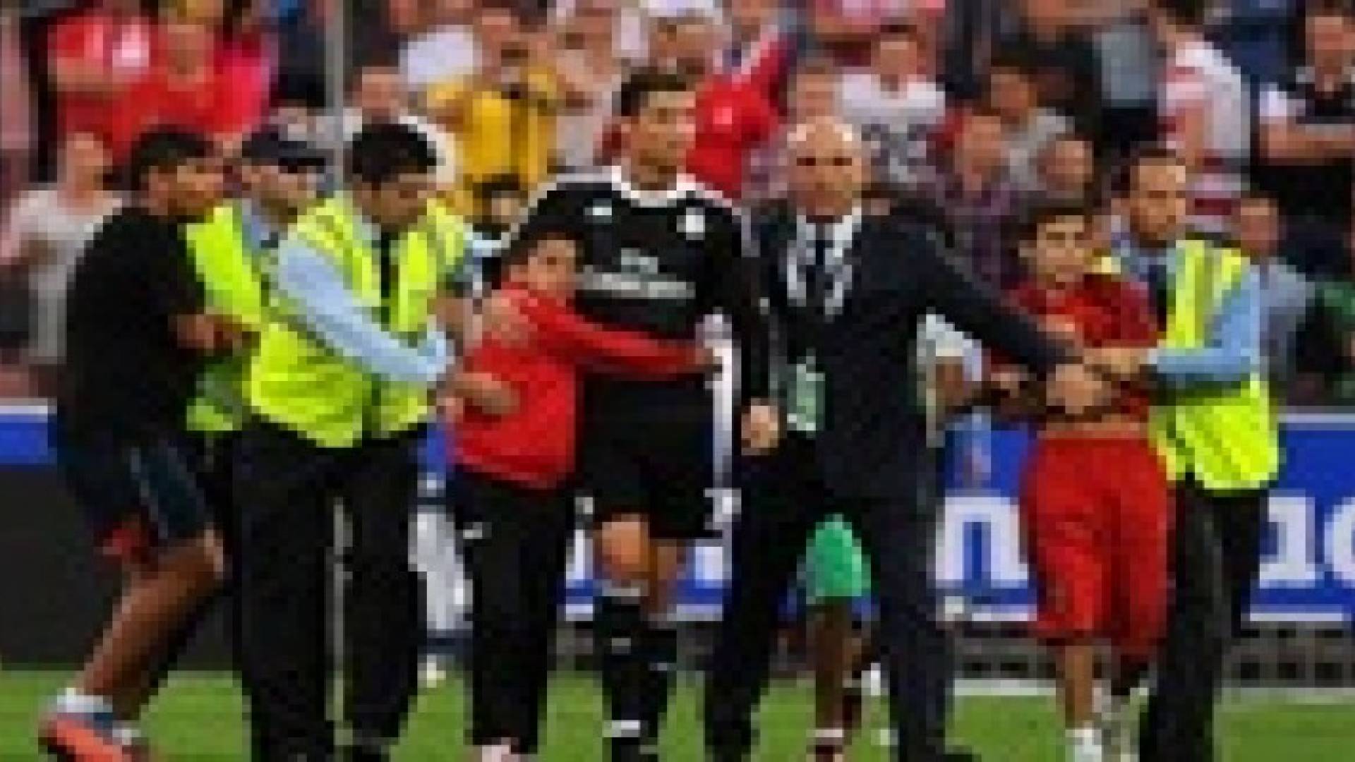 كريستيانو رونالدو يغادر تحت الحماية ورودجرز يصب الثناء عليه