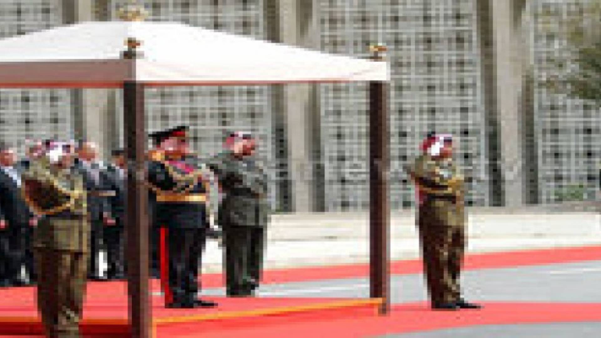 الملك : الحرب على التنظيمات والفكر المتطرف هي حربنا