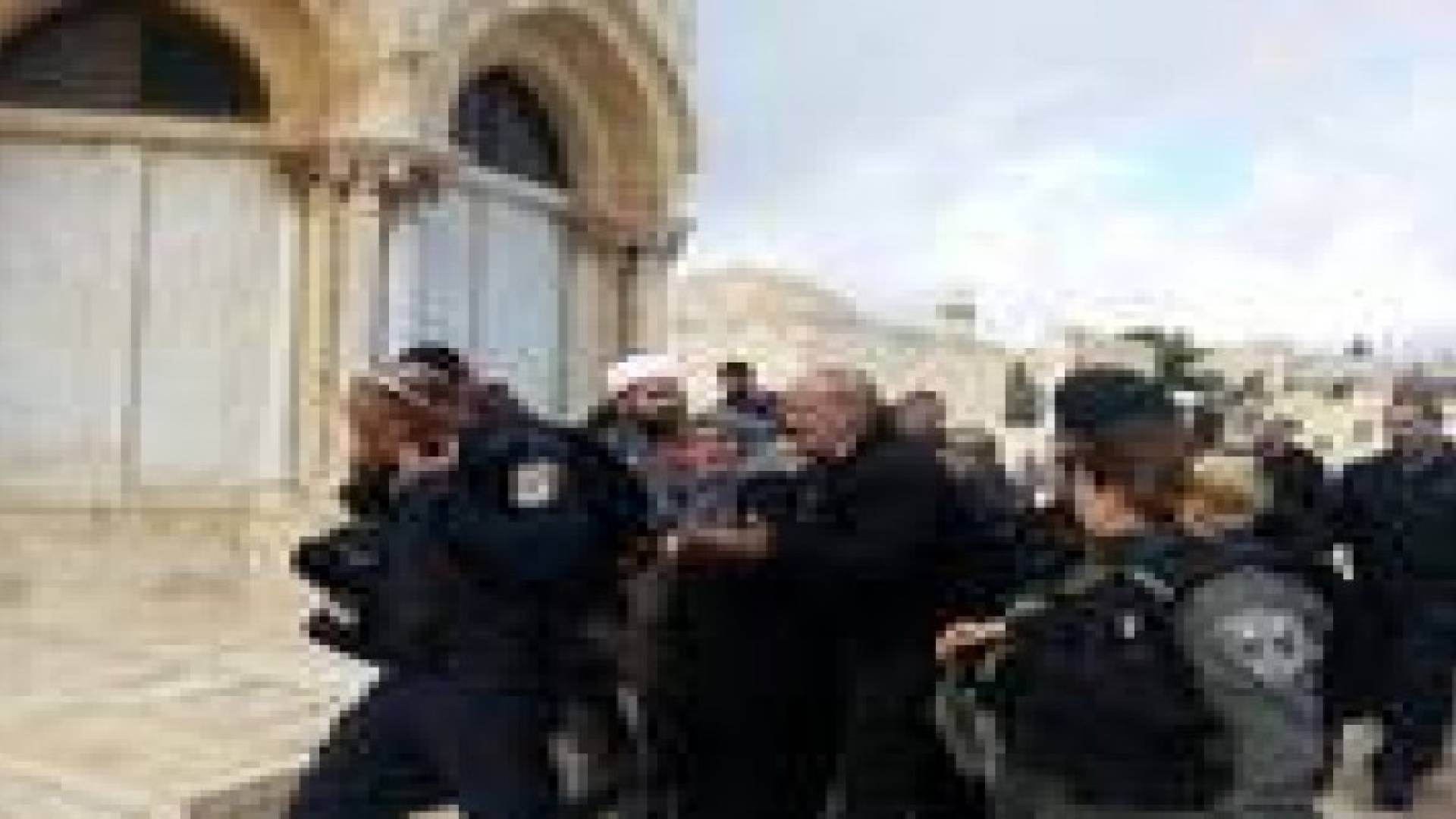 قوات الاحتلال تعتقل إحدى المرابطات في المسجد الأقصى ..صور