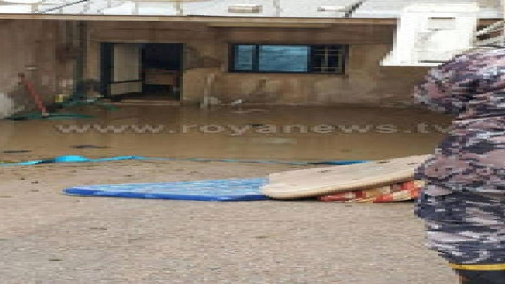 وفاة شخصين بصعقة كهربائية بعد مداهمة مياه الأمطار بناية في عمان .. صور