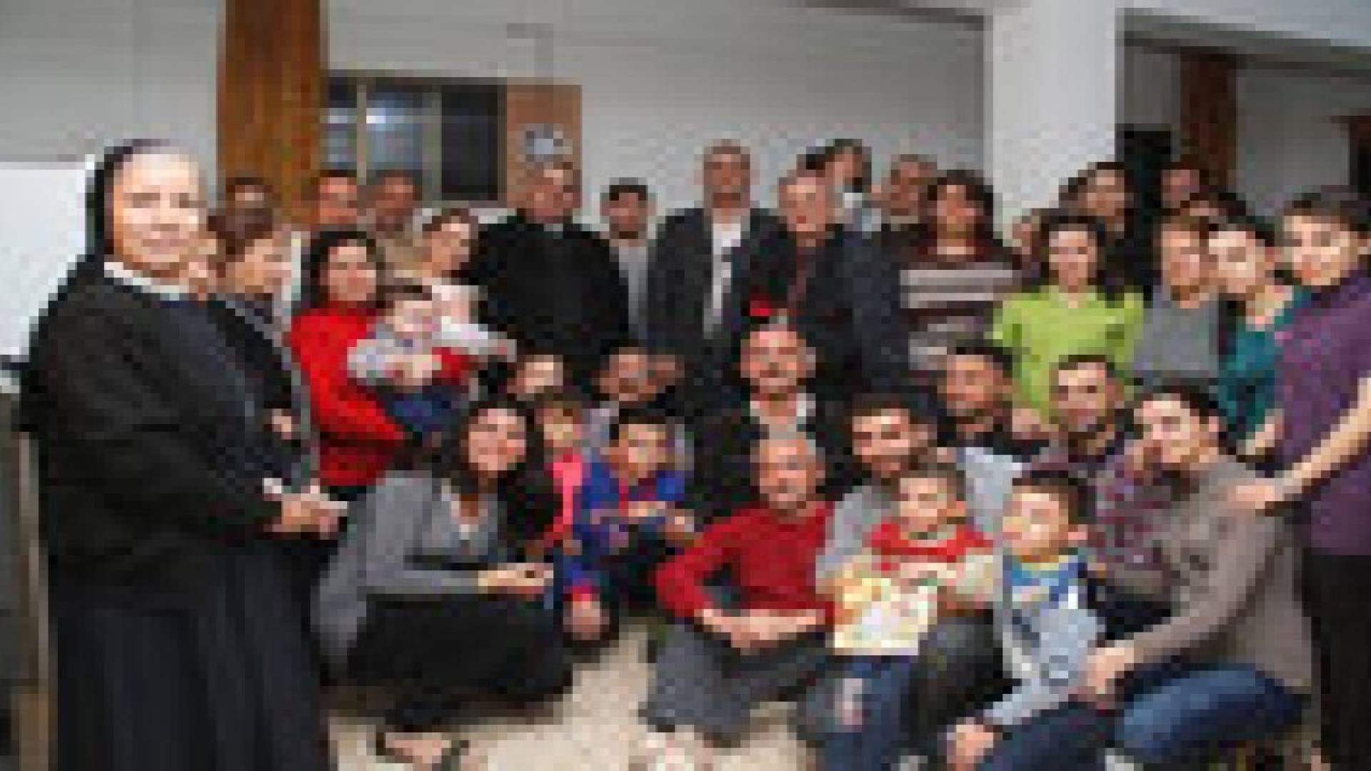 البطريرك الطوال ووفد صحفي امريكي  يزورون المهجرين من العراق