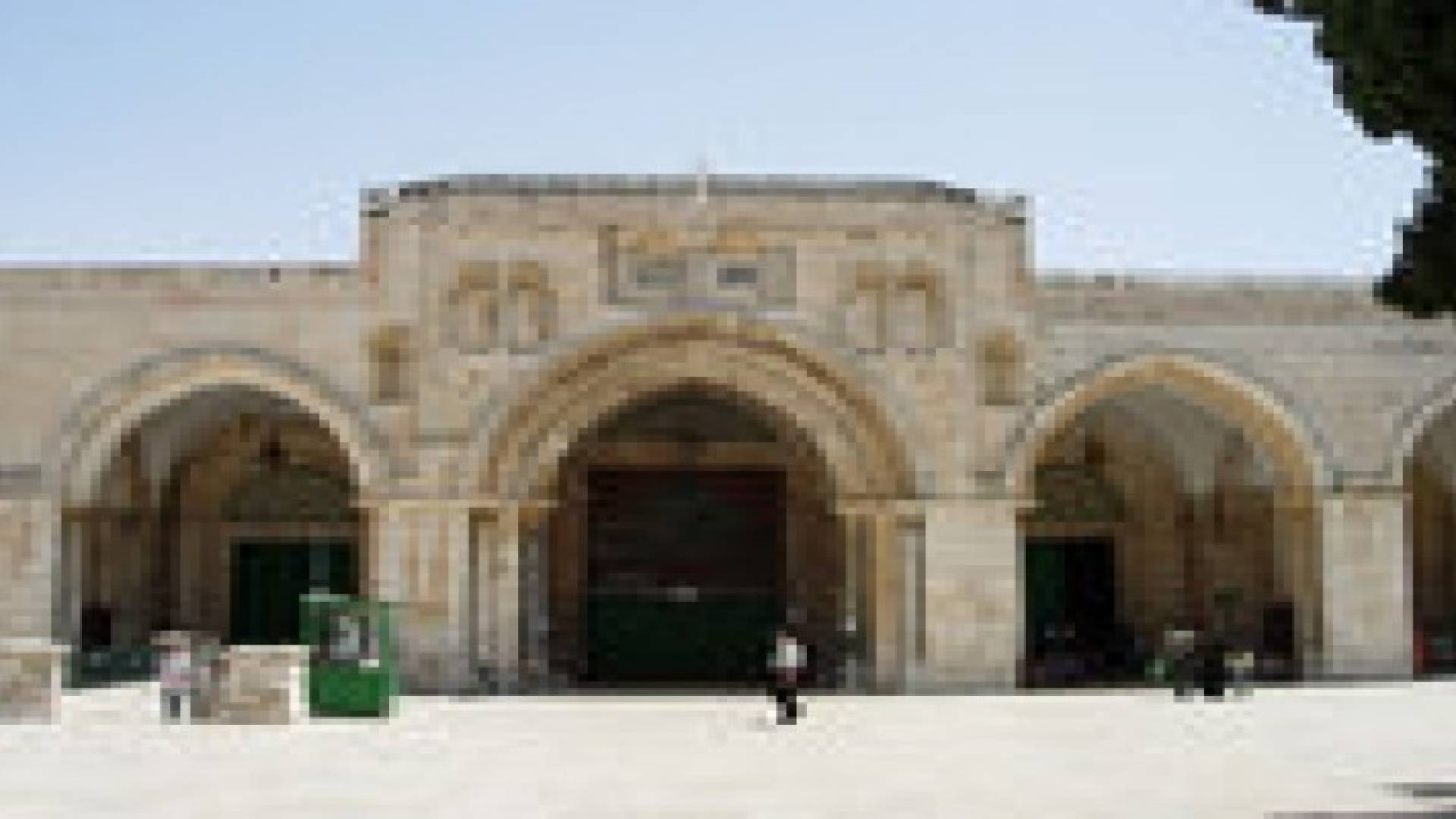 بالفيديو.. شرطة الاحتلال تهاجم طلابا ومصلين خارج المسجد الأقصى