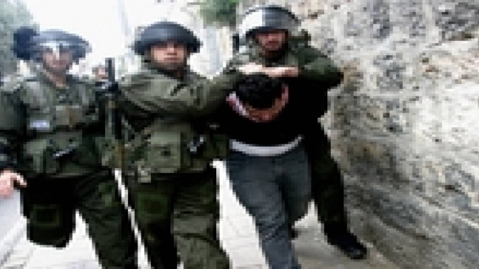 الاحتلال يعتقل عددا من المقدسيين