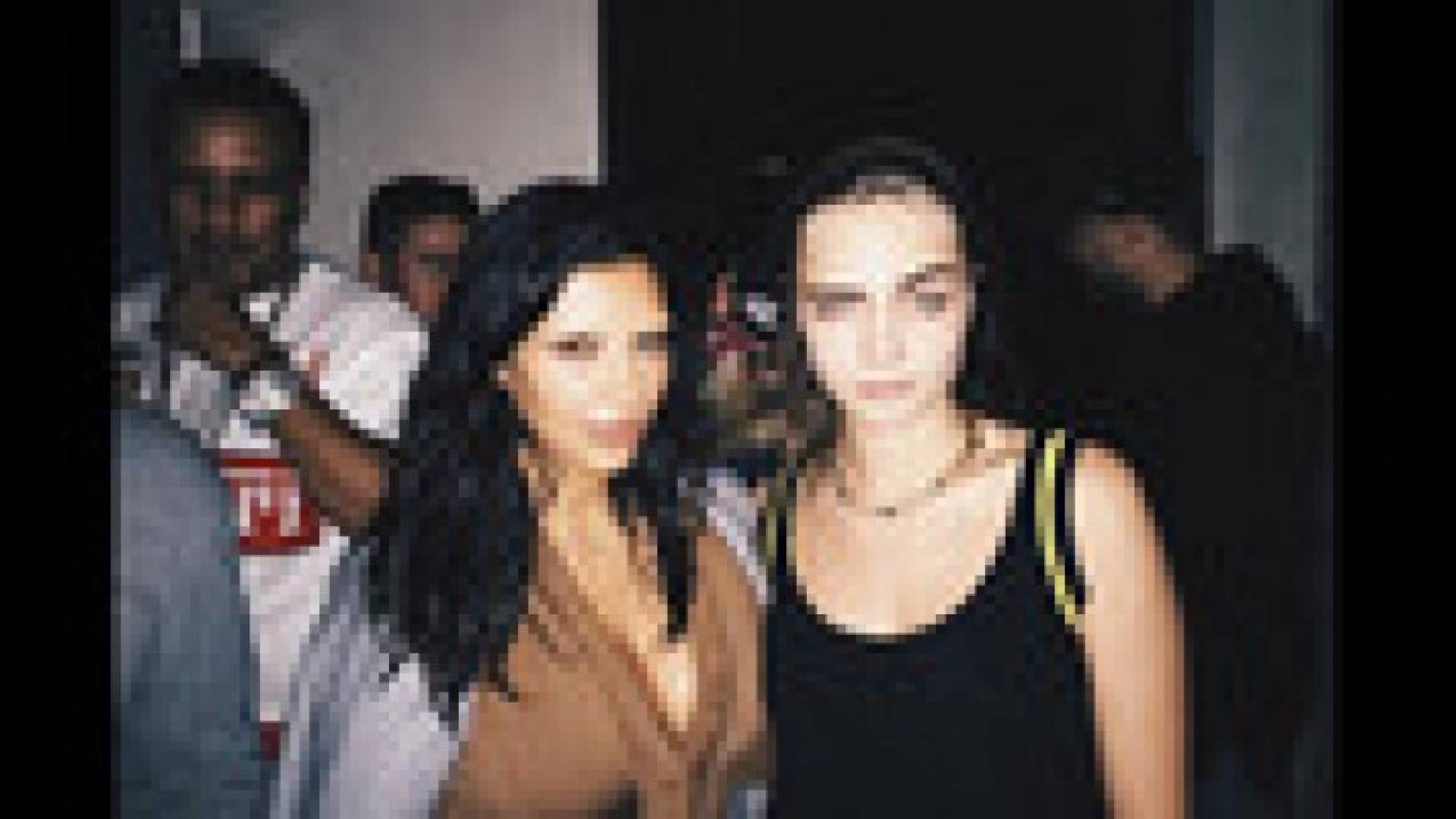 كيم كارداشيان في "نيولوك" دون حواجب