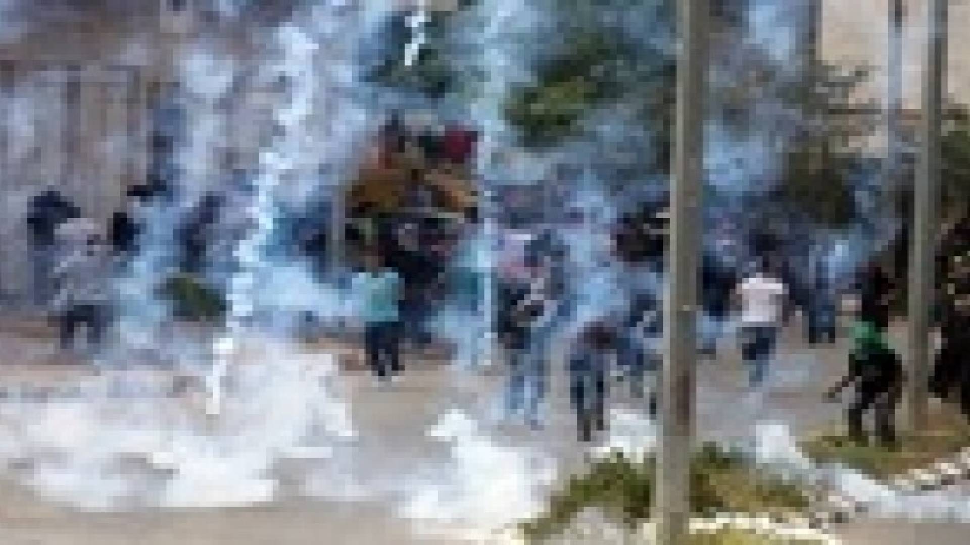 إصابة 14 فلسطينيا بالاختناق خلال مواجهات مع القوات الإسرائيلية بالقدس