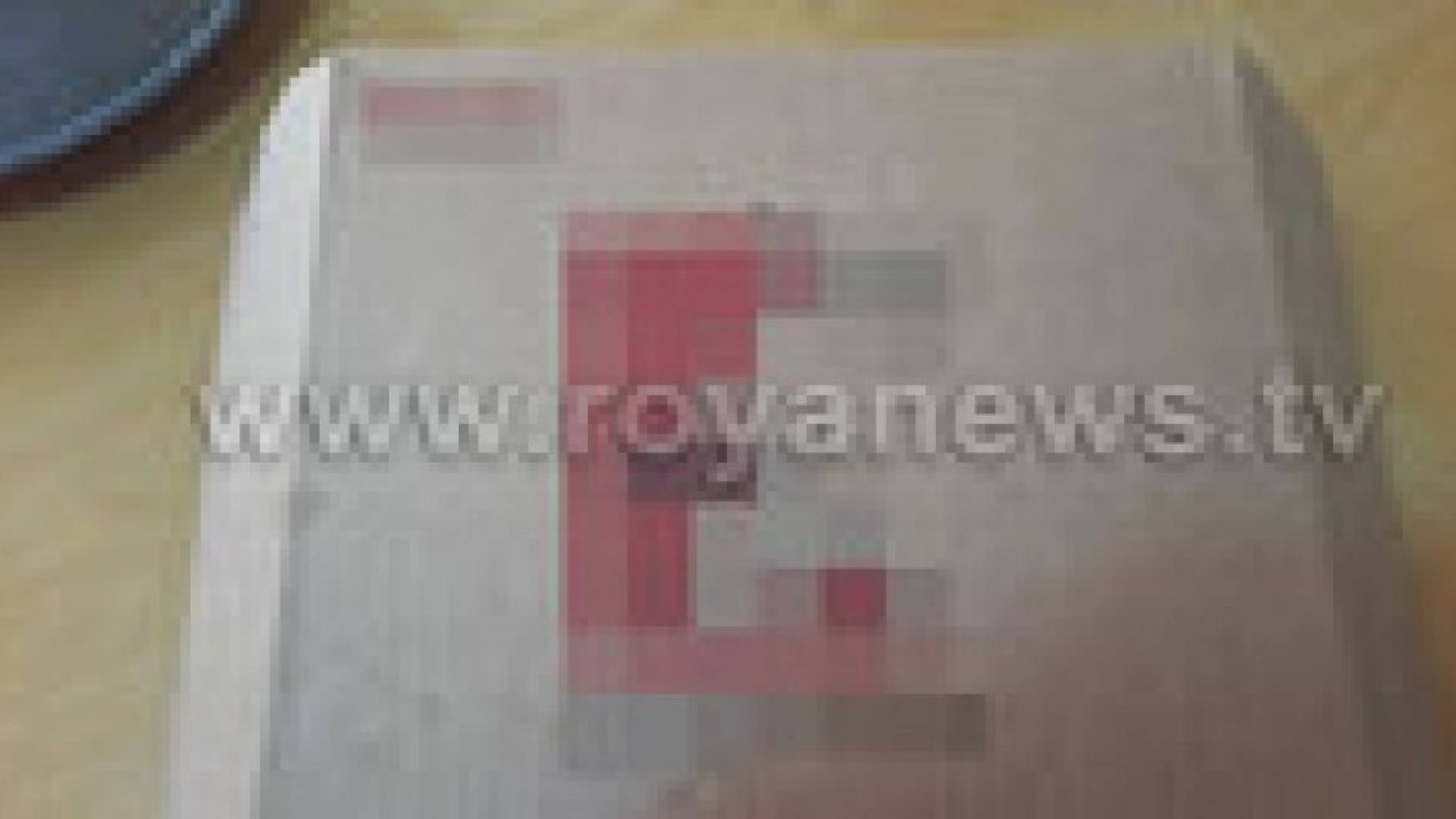 قطعة بلاستيكية داخل بيتزا من ماركة مشهورة في عمان..صور