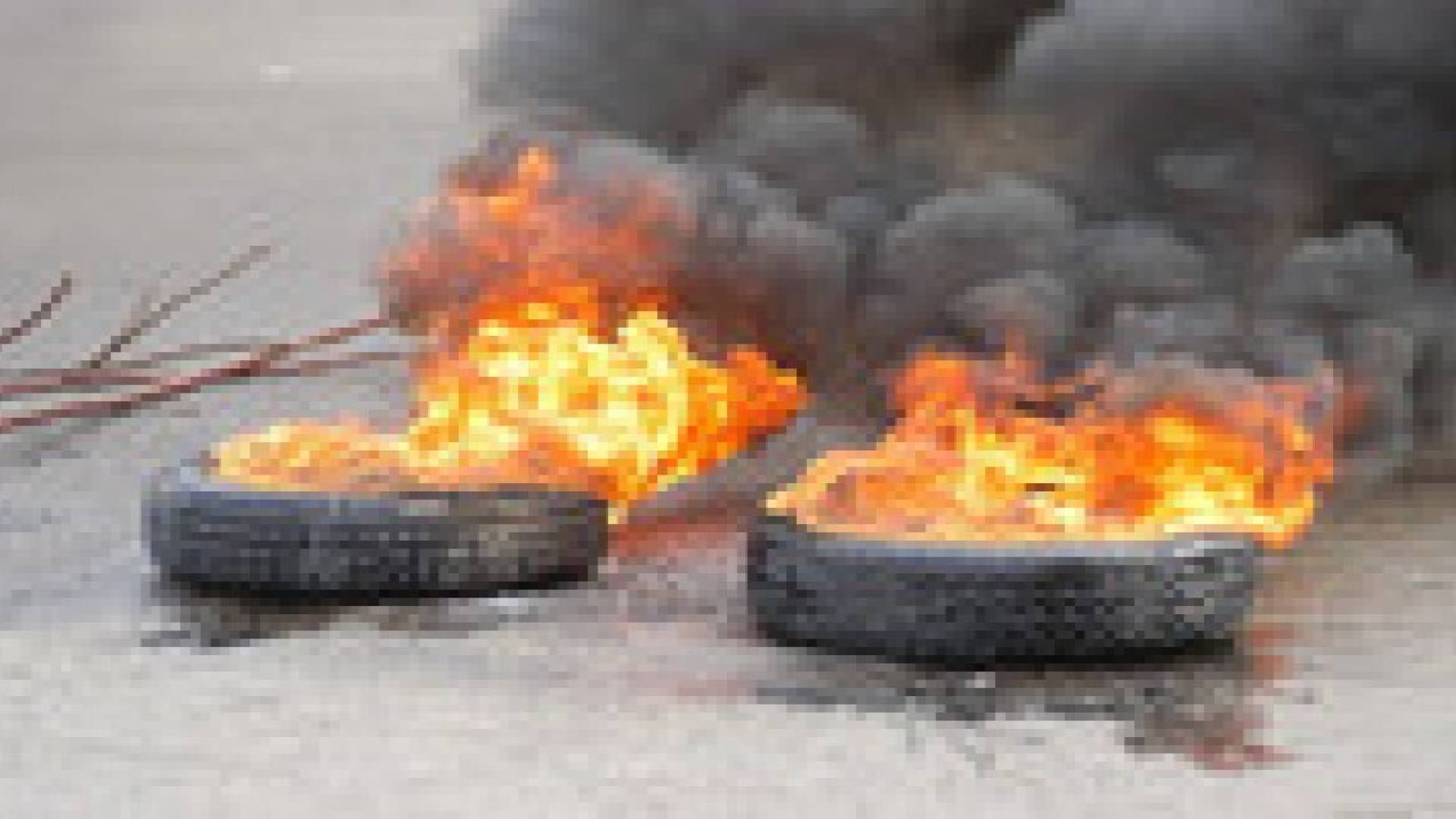 الهدوء يعود للبقعة بعد حرق اطارات واغلاق طرق