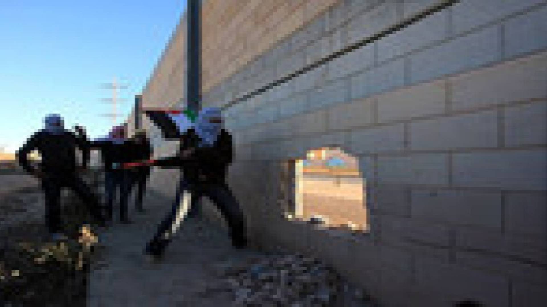 نشطاء يحدثون ثغرة في جدار الفصل العنصري قرب الضفة الغربية