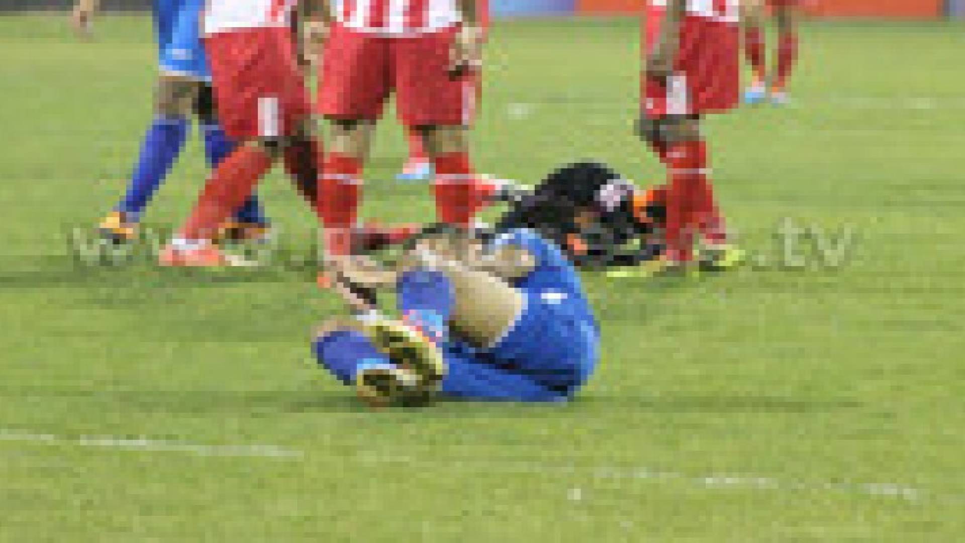 لحظة اصابة الحارس لؤي العمايرة ونقله الى المستشفى .. صور