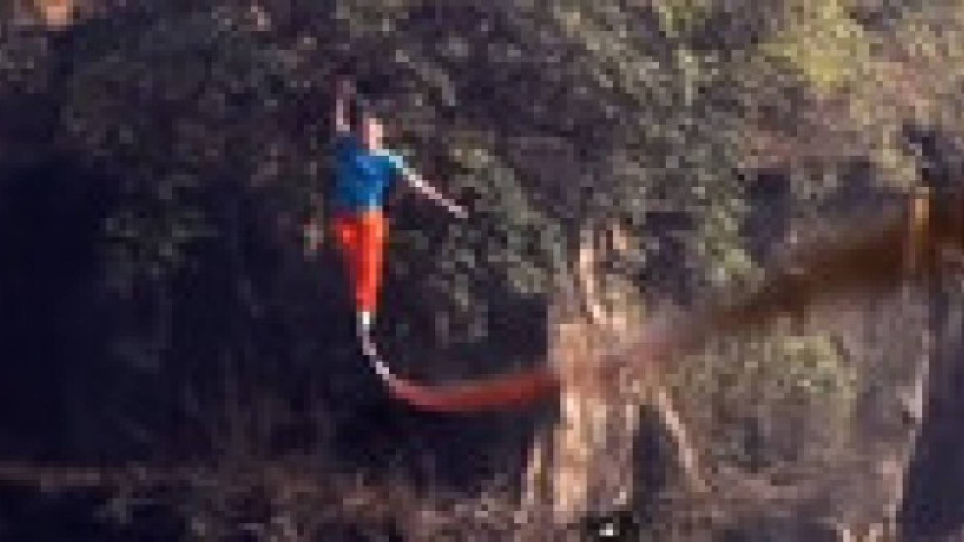 فيديو... مغامران بهلوانان يقهران شلال فيكتوريا بحبل مشدود