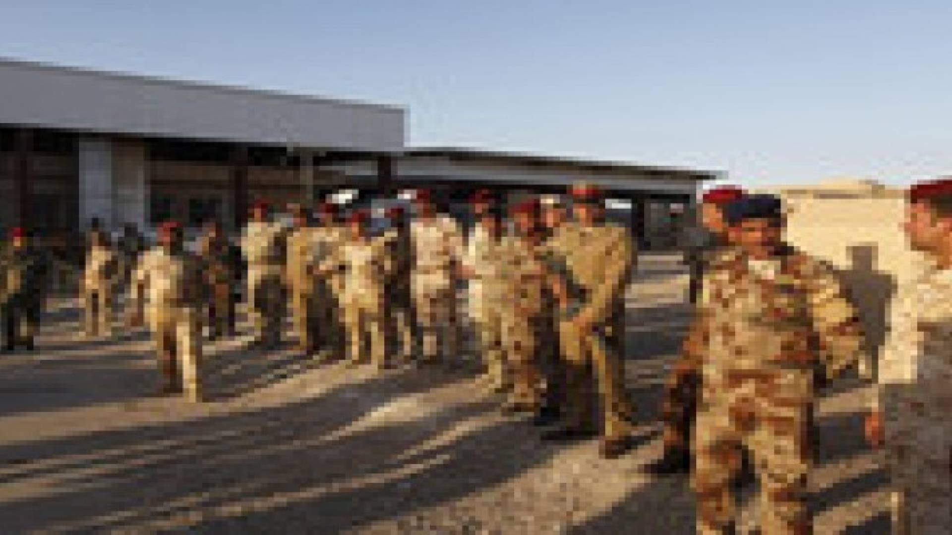 العبادي يعزل 36 قائدا عسكريا في سعيه إلى محاربة الفساد