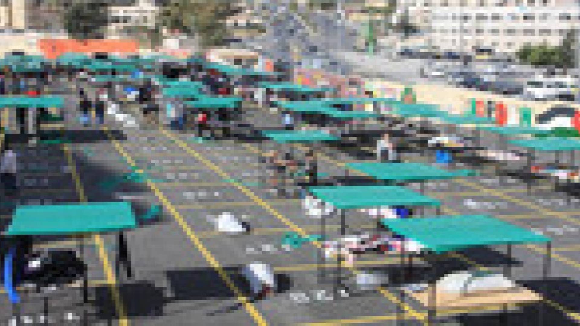 أصحاب البسطات يباشرون عملهم في سوق راس العين الشعبي