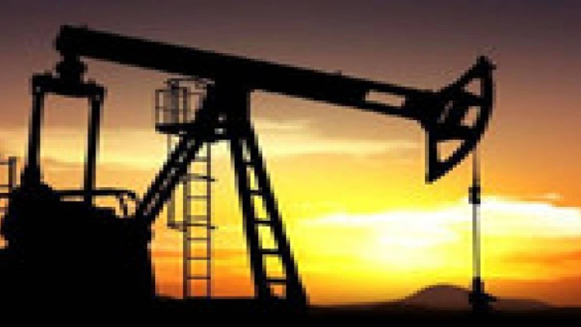 النفط يهوي لأدنى مستوى في 4 سنوات