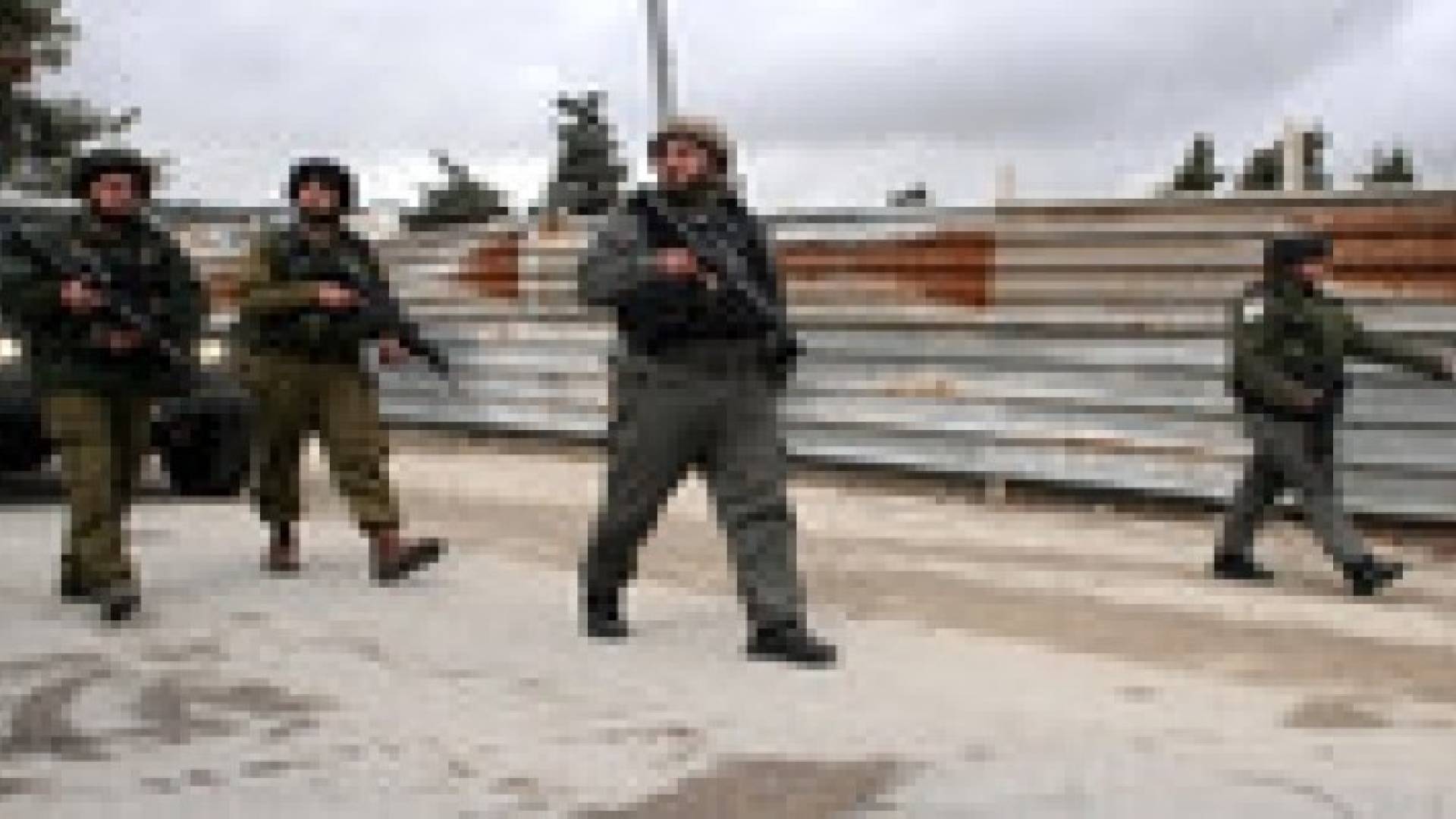الاحتلال يغلق طريقا غرب رام الله بالسواتر الترابية