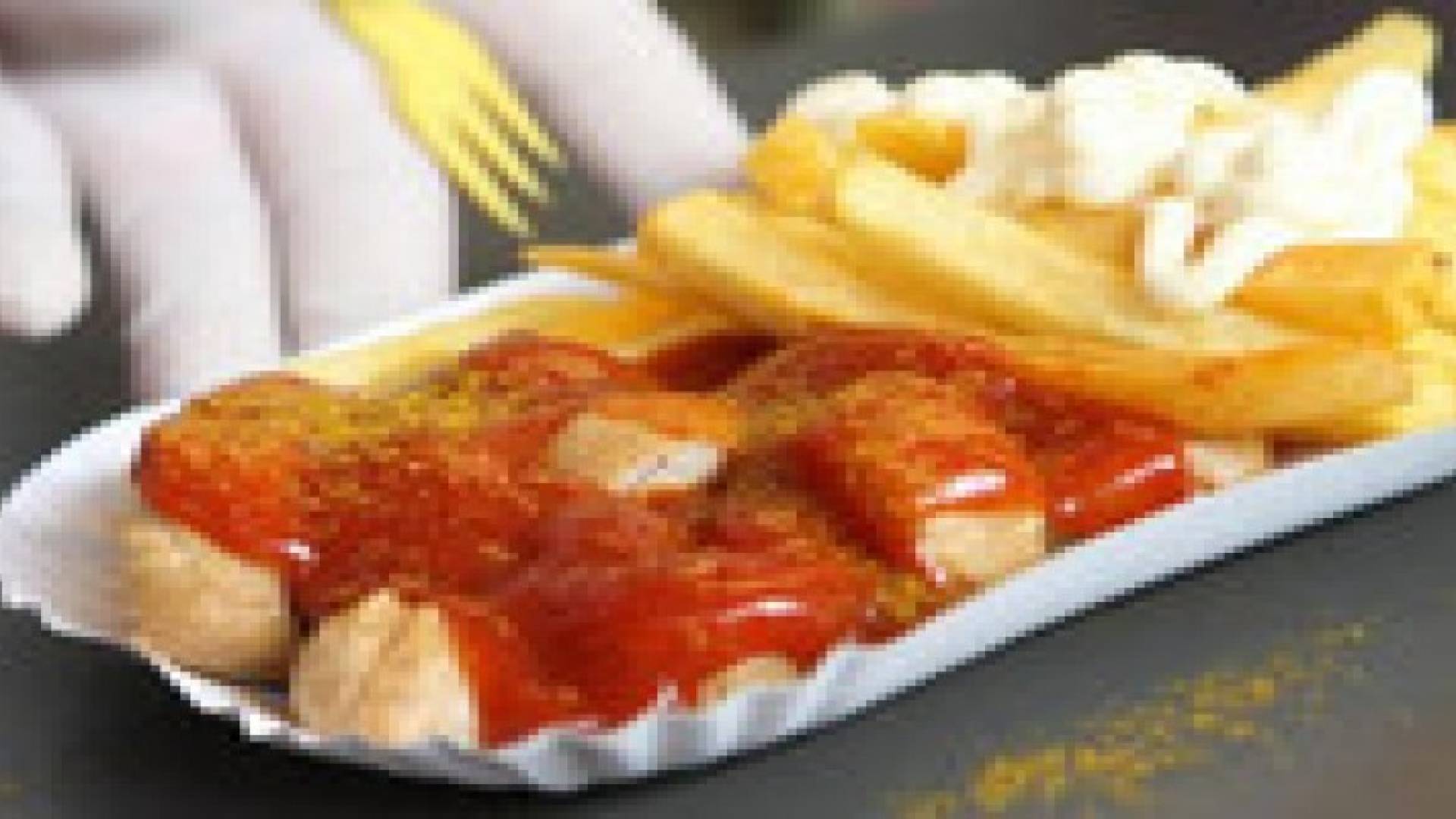 تسخين الأغذية في أوان بلاستيكية يدمر الصحة