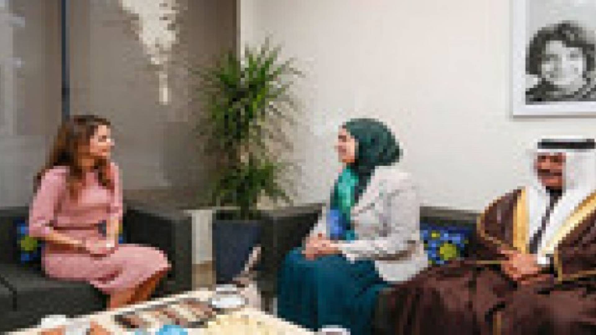 الملكة تلتقي الامين العام للمجلس الاعلى للمرأة في البحرين