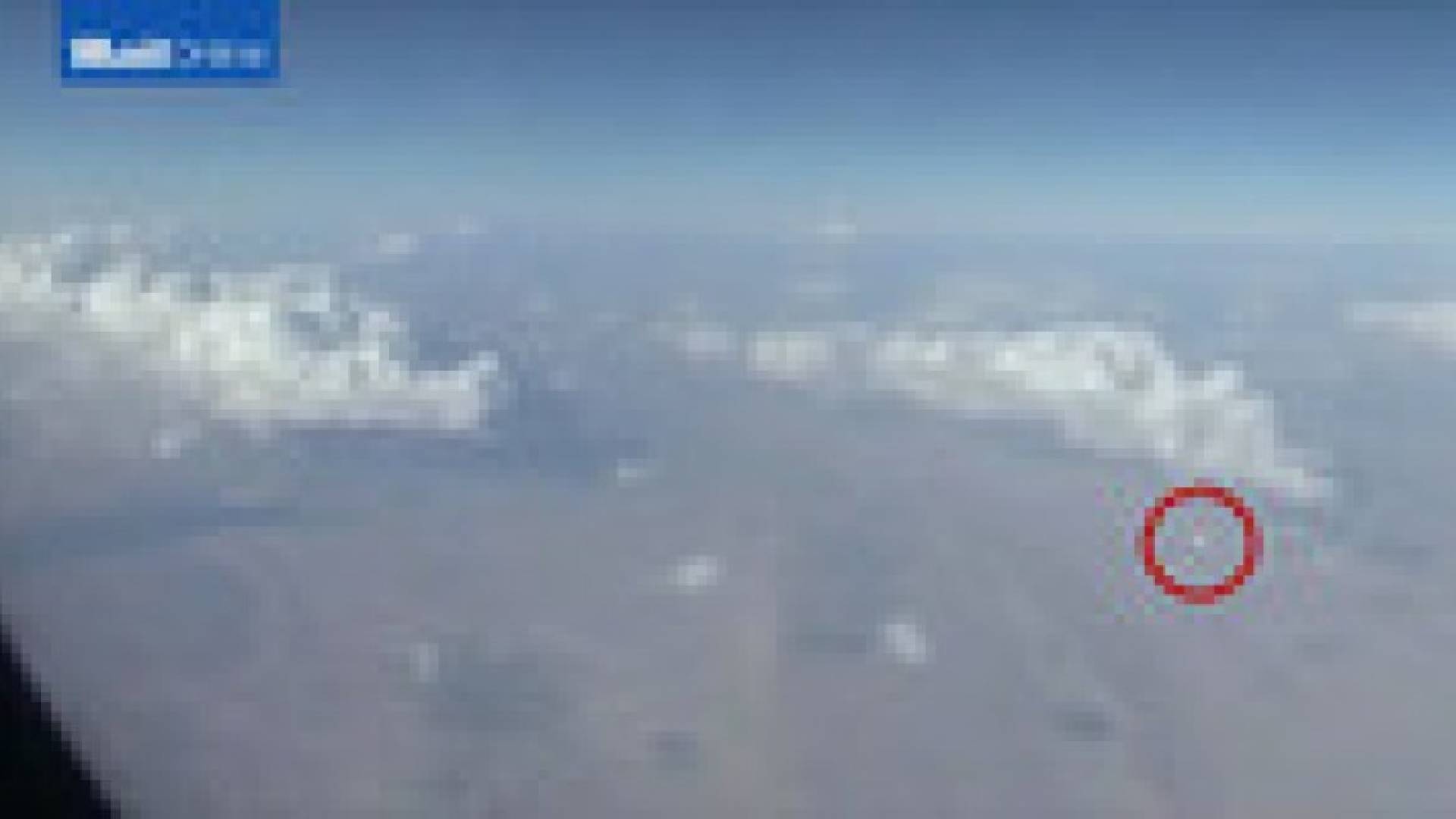 بالفيديو.. راكب على متن طائرة يلتقط مشاهد لمركبة غريبة تحلق في سماء إيران