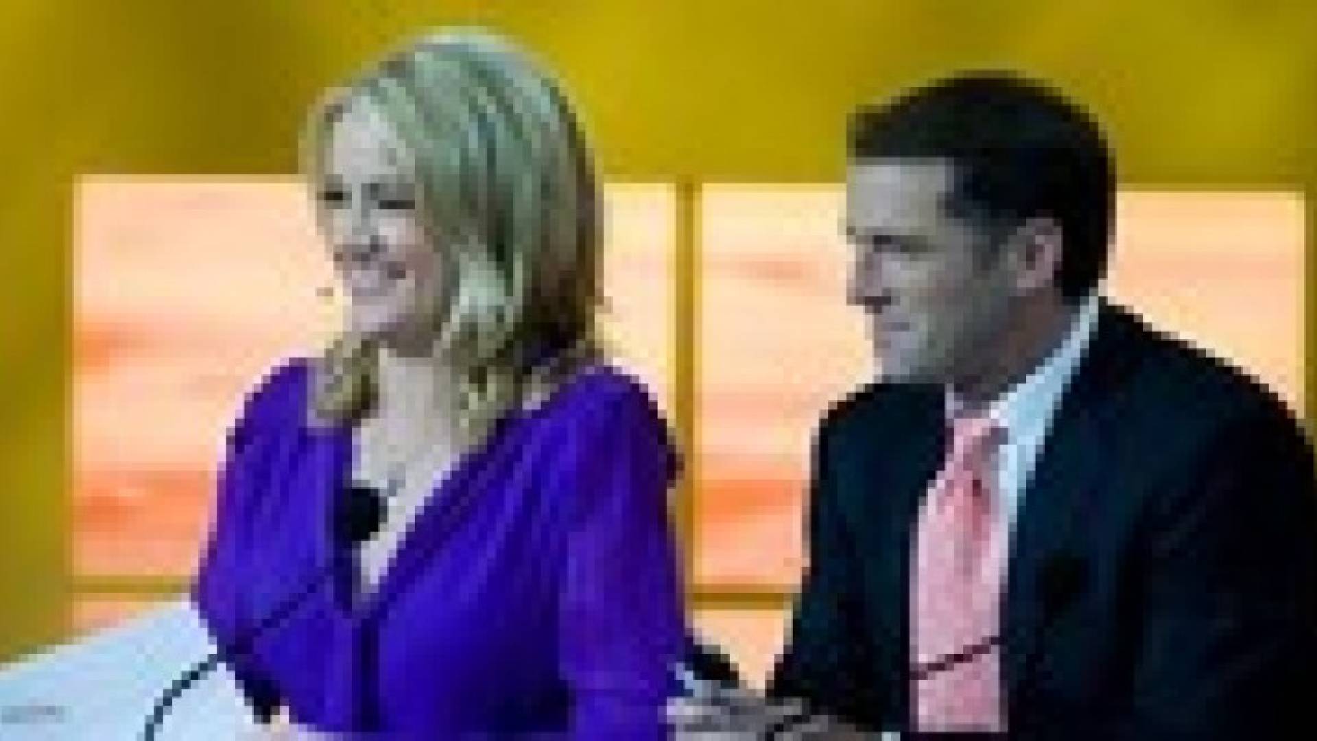 مذيع يرتدي البدلة نفسها لعام كامل دعما لزميلاته