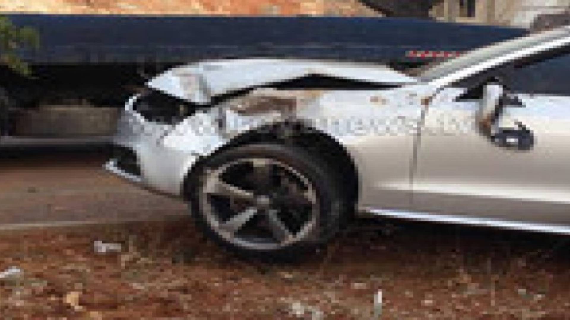 سيارة تسقط عامود كهرباء بالقرب من اشارات عبدون