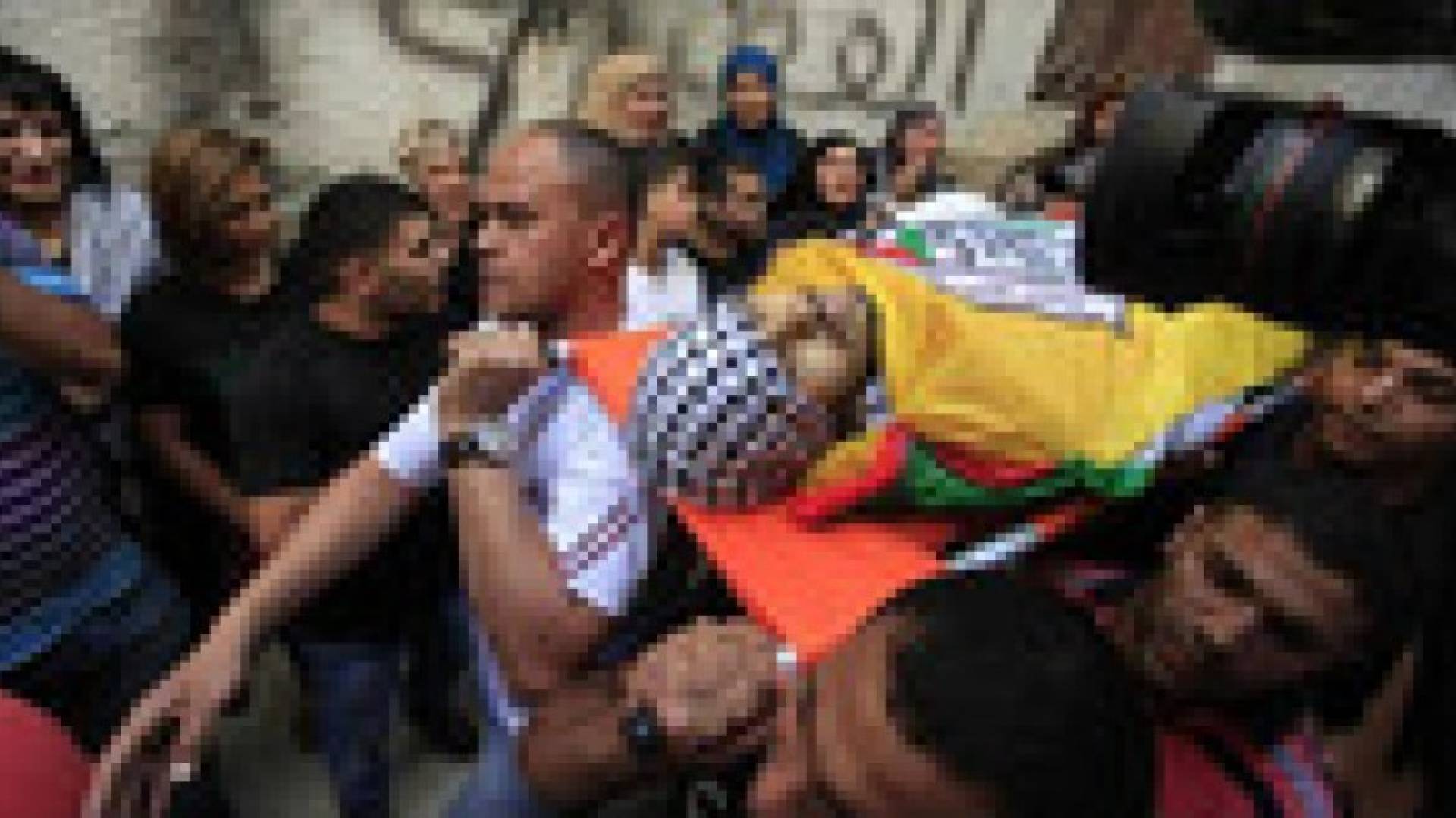 تشييع الشهيد "الرموني" بالقدس وملثمون مسلحون يطلقون النار تحية له