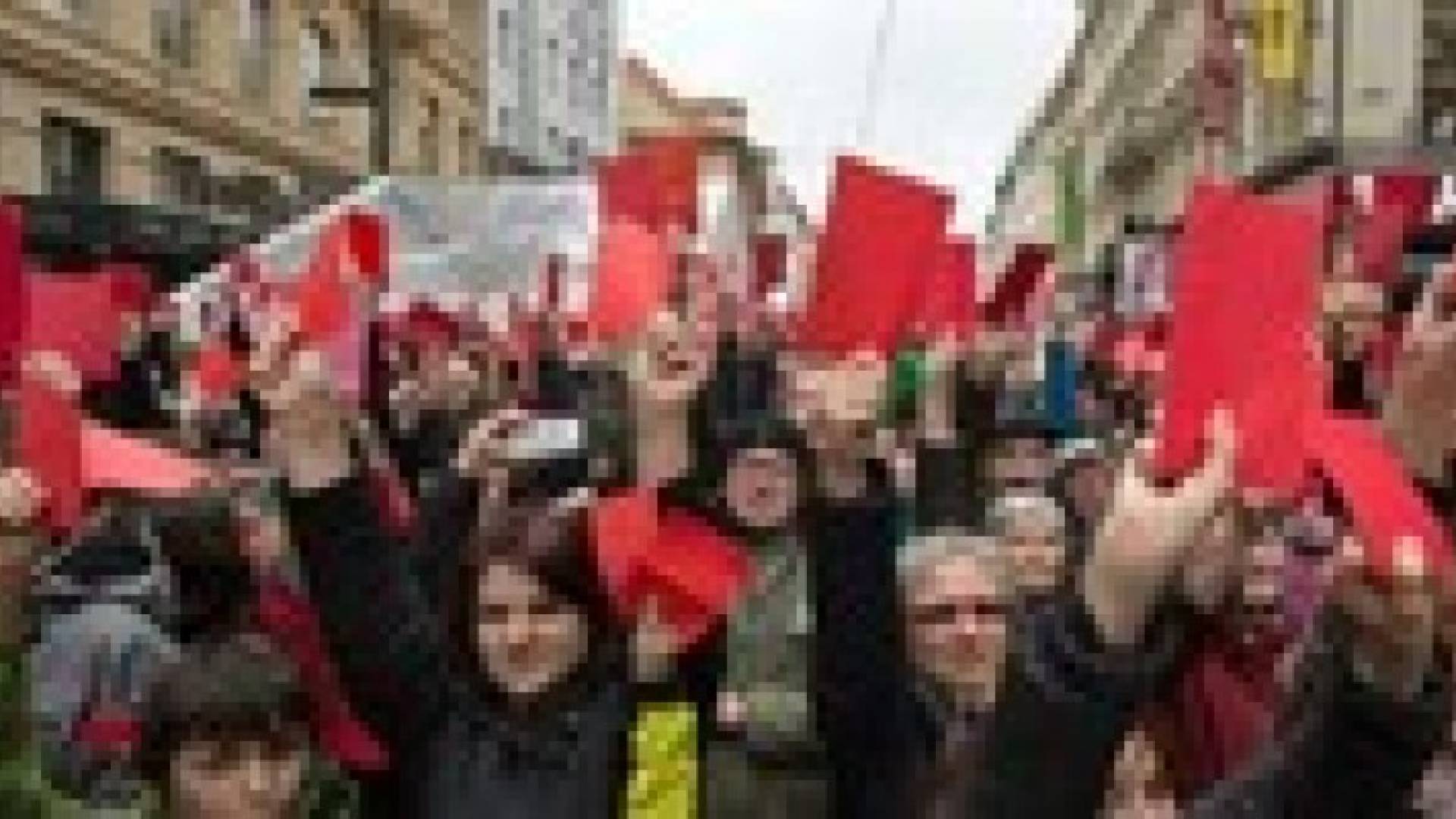 متظاهرون يرشقون الرئيس التشيكي زيمان بالبيض في ذكرى الثورة المخملية