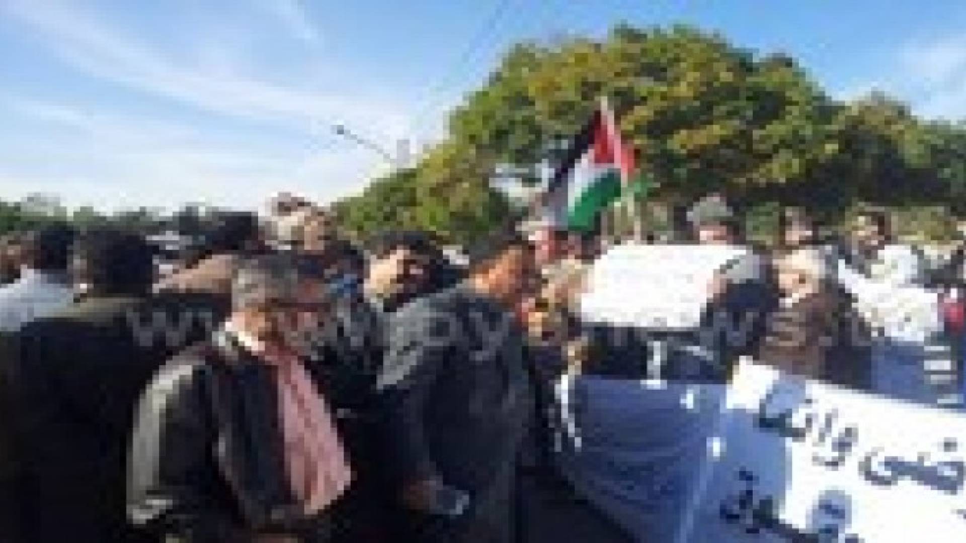 العاملون في المهن الطبية يعتصمون أمام مجلس النواب