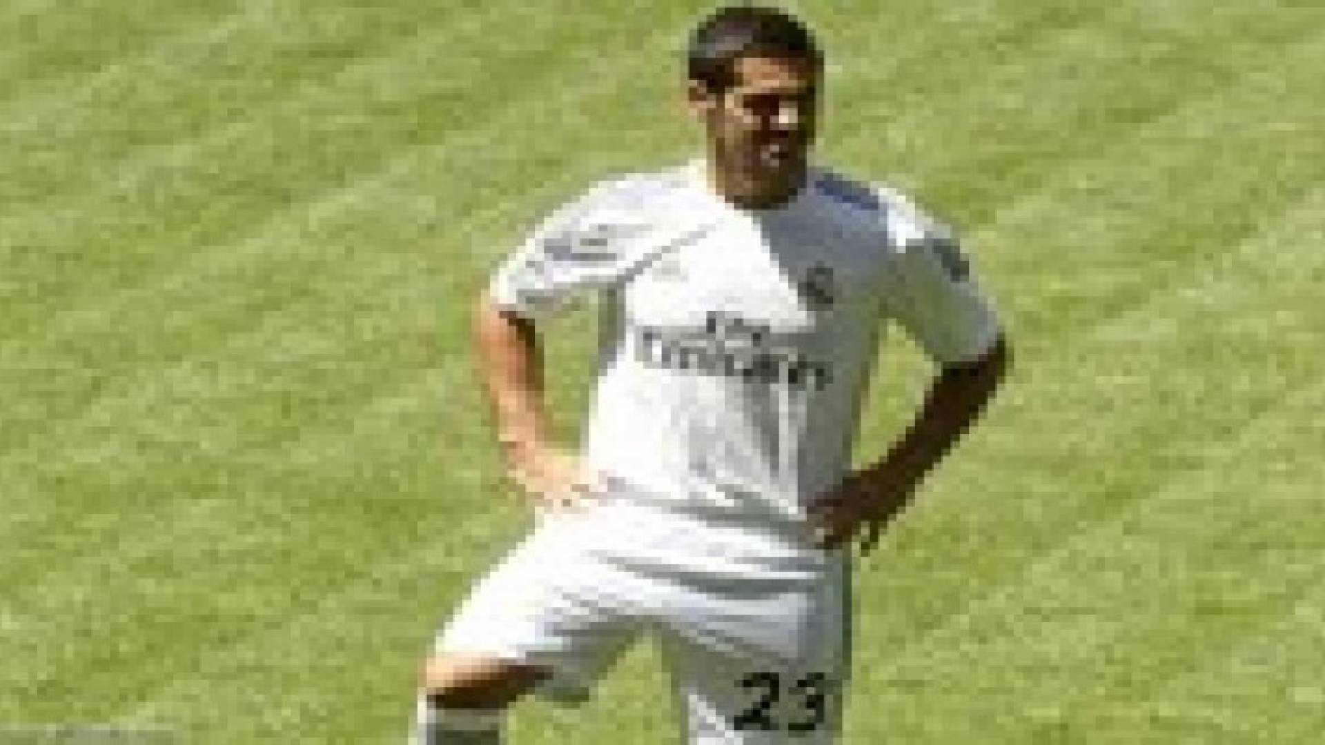 شرط ايسكو لتقبيل شعار ريال مدريد