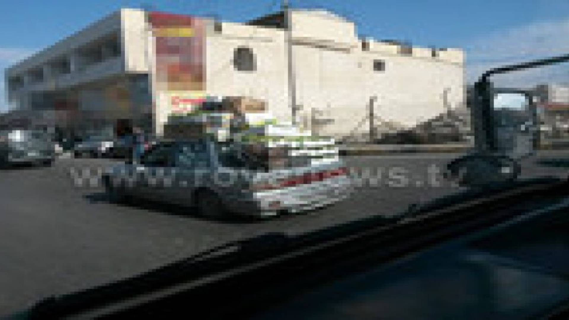 مركبة " خصوصي " تحمل خضروات وفواكه .. صور